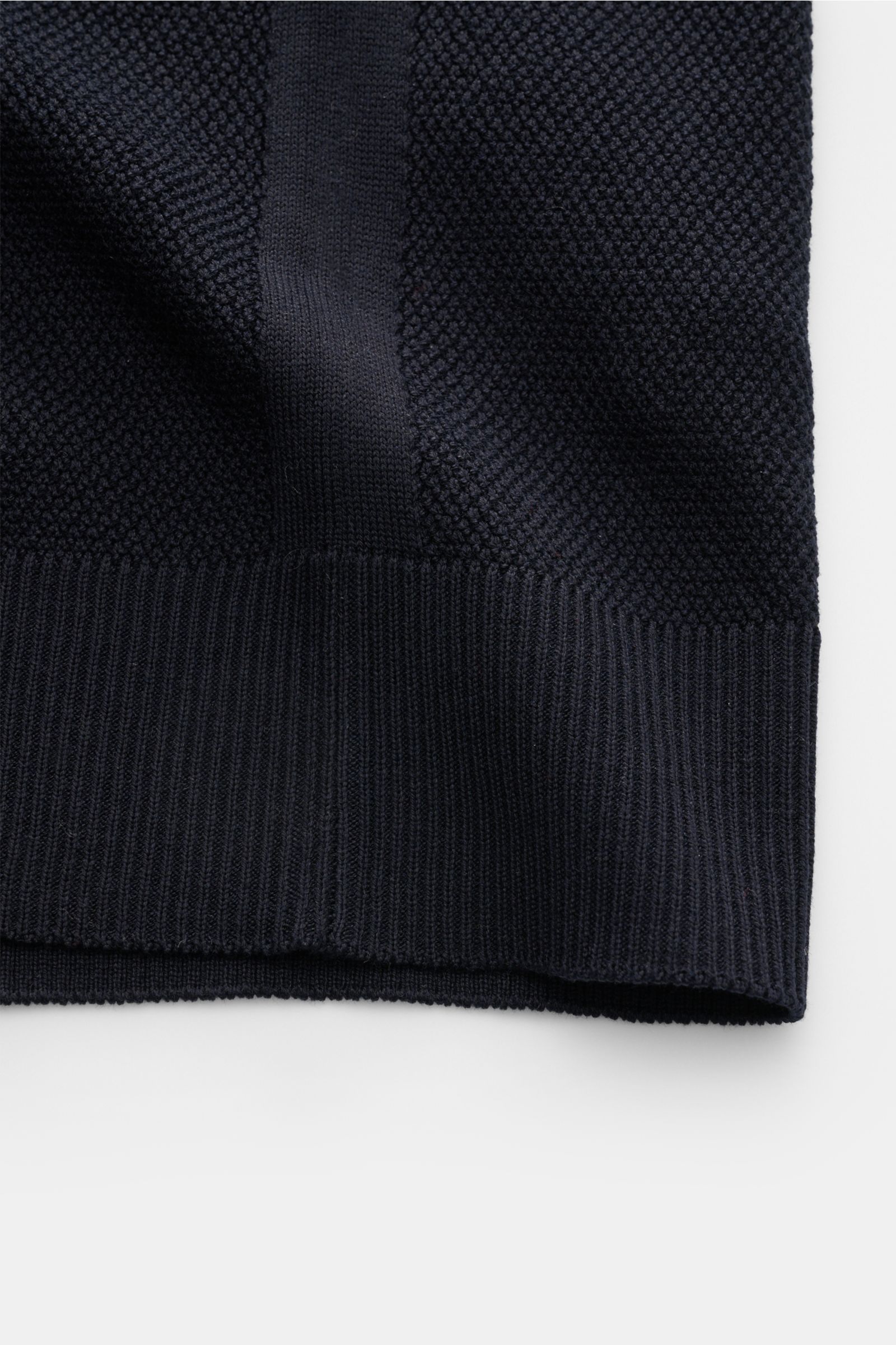 Belstaff Kurzarm-Strickpolo 'Coast' dark navy, Detailaufnahme Saum mit feinem Strukturstrick, Rippbündchen, Seide-Baumwollmix, Slim Fit.