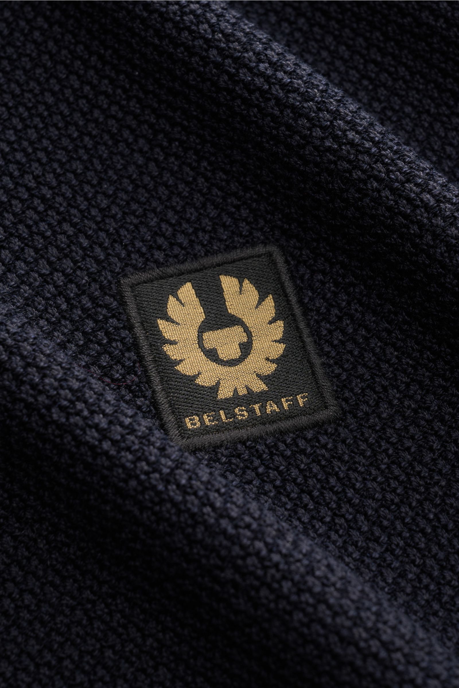 Belstaff Kurzarm-Strickpolo 'Coast' dark navy, Nahaufnahme Weblabel auf Oberarm, feiner Strukturstrick, Seide-Baumwolle, Slim Fit, Polokragen.
