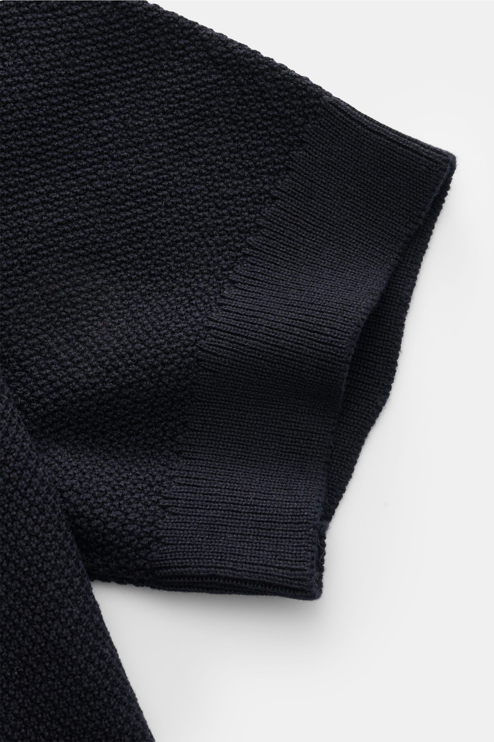 Nahaufnahme des Ärmels vom Belstaff Kurzarm-Strickpolo 'Coast' dark navy, feiner Strukturstrick, weiche Seide-Baumwolle.