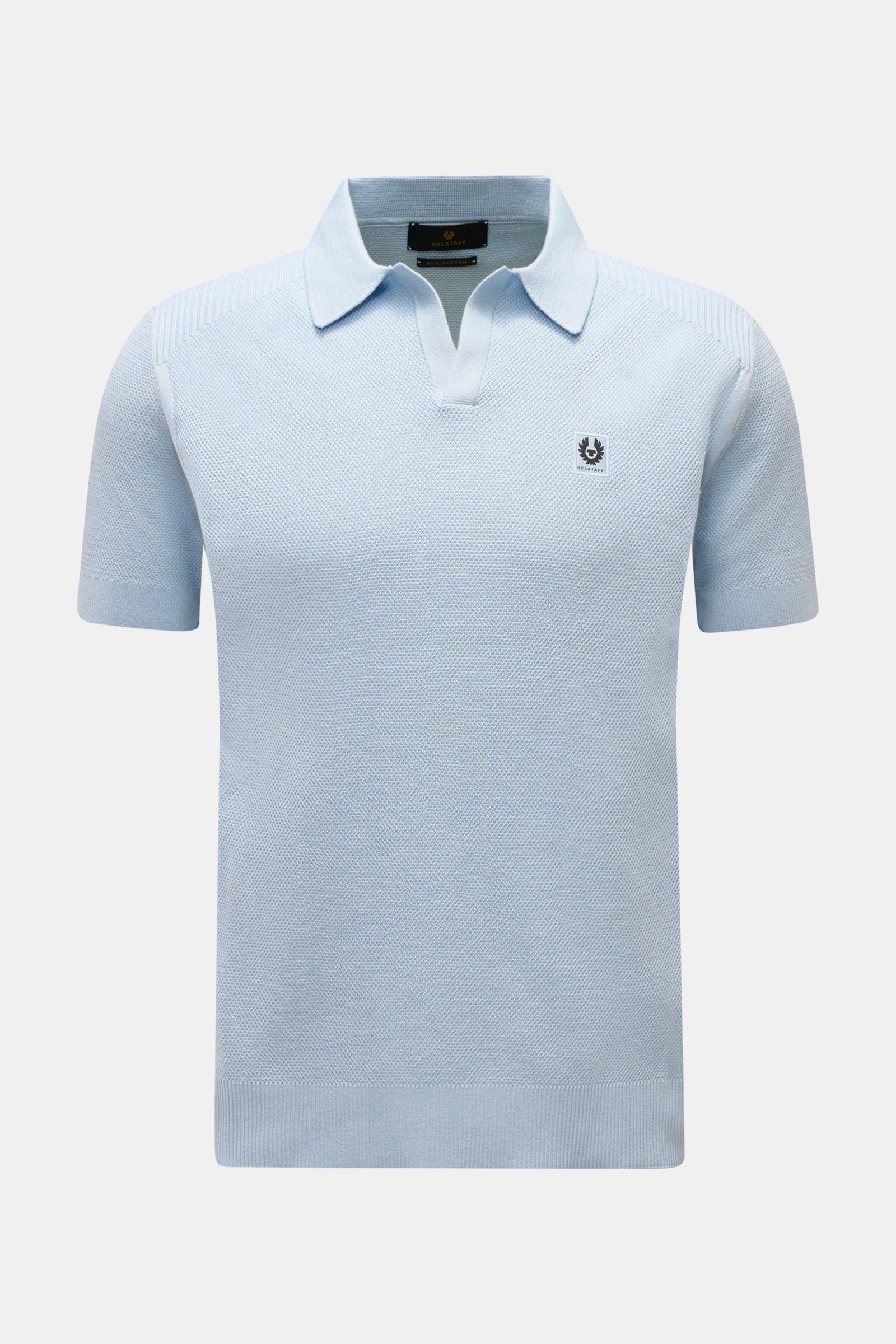 Belstaff Kurzarm-Strickpolo 'Coast' hellblau, Slim Fit, feiner Strukturstrick, Polokragen, offene Kragenleiste, Weblabel am Oberarm, Rippbündchen, Seide-Baumwoll-Mix, Frontansicht.