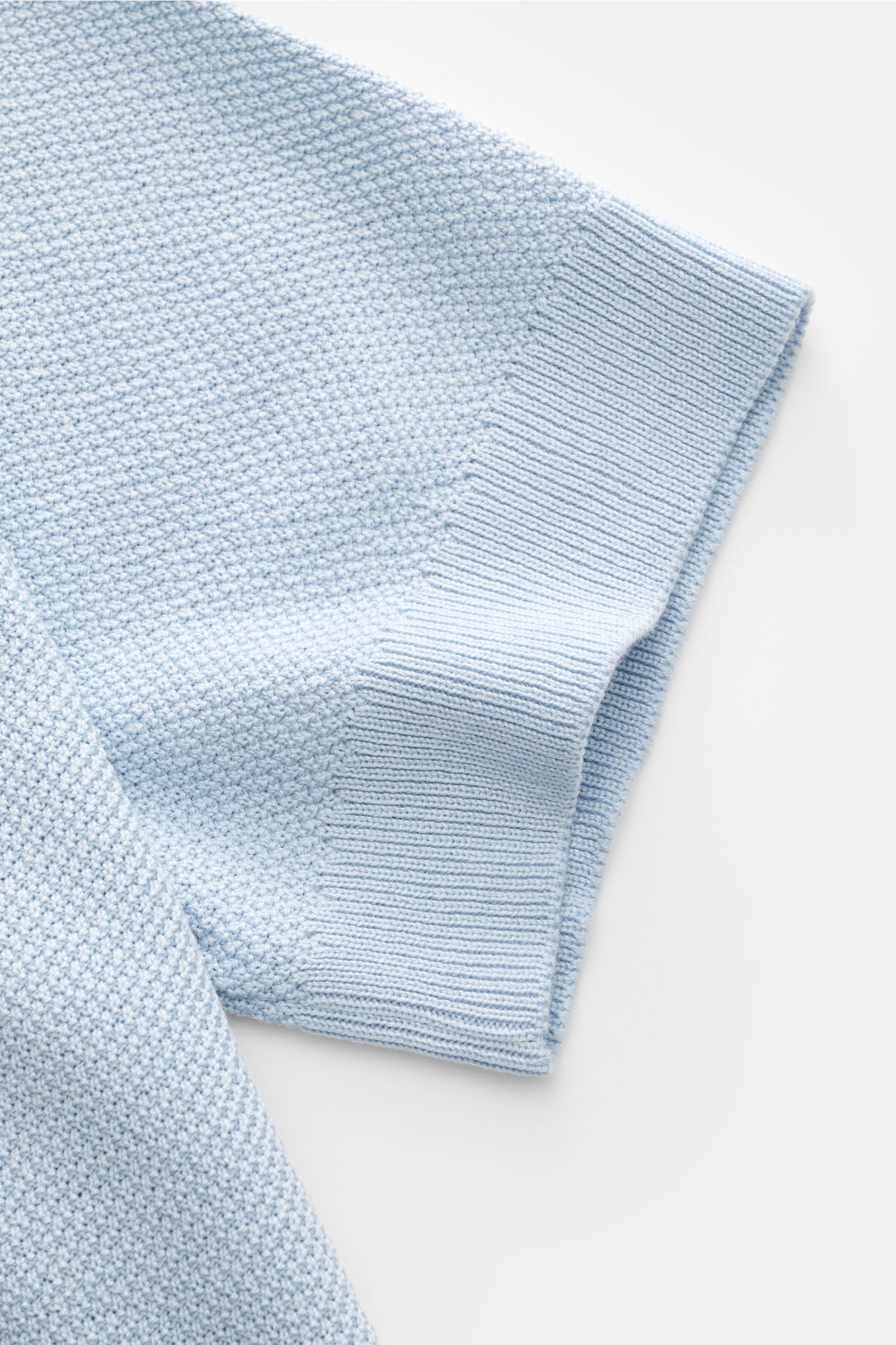 Belstaff Kurzarm-Strickpolo 'Coast' hellblau in Nahaufnahme von oben, feiner Strukturstrick aus Seide-Baumwolle, Slim Fit, Rippbündchen.