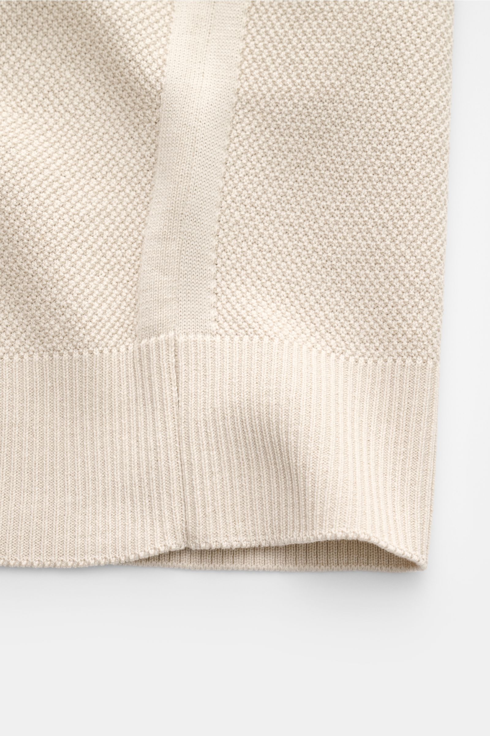 Detailaufnahme des Belstaff Kurzarm-Strickpolo 'Coast' beige, weicher Seide-Baumwoll-Mix, feiner Strukturstrick, Slim Fit, Rippbündchen.