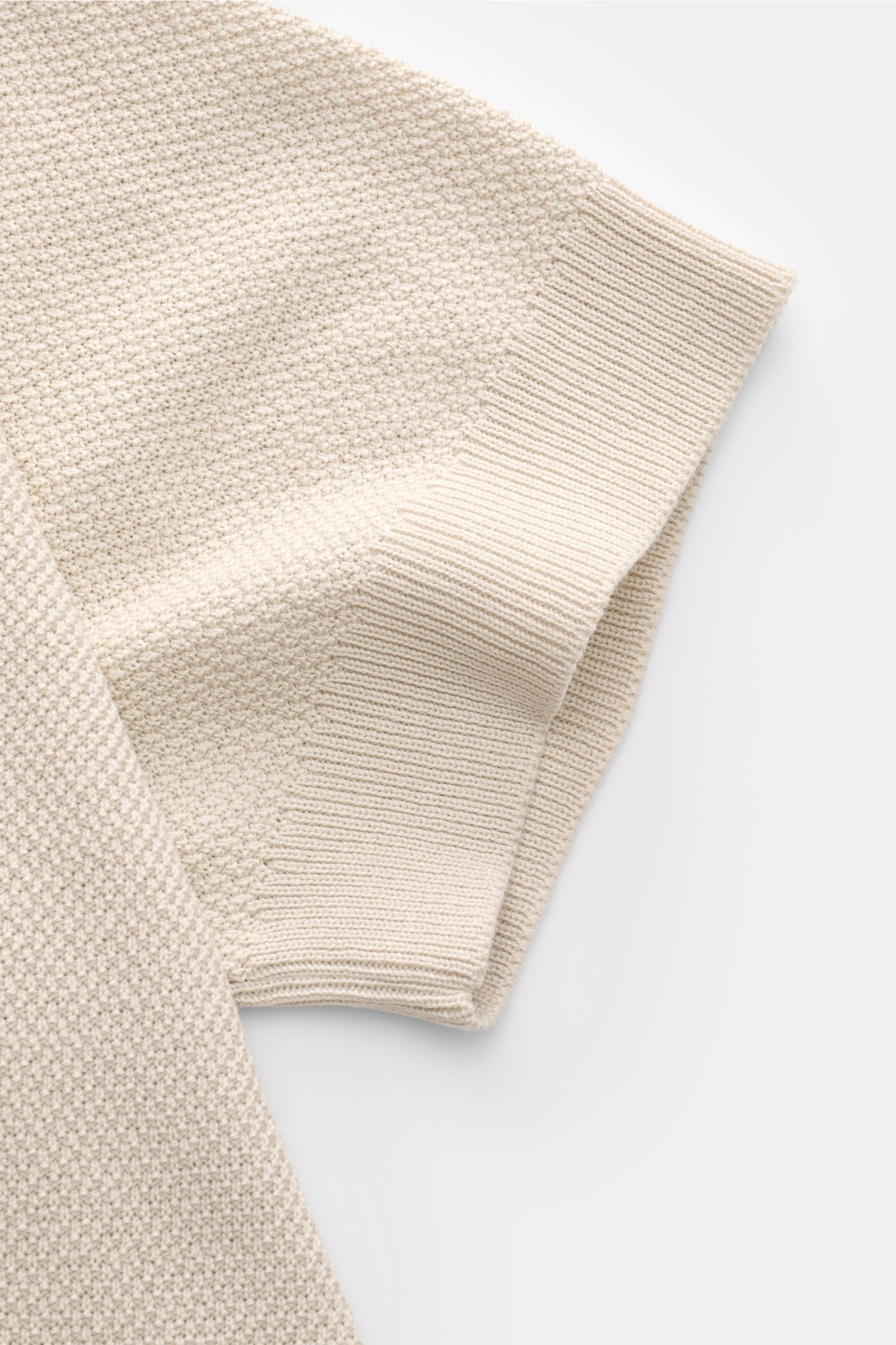 Belstaff Kurzarm-Strickpolo 'Coast' beige in weichem Seide-Baumwoll-Mix, feiner Strukturstrick, Slim Fit, Polokragen, Rippbündchen, Nahaufnahme Ärmel.