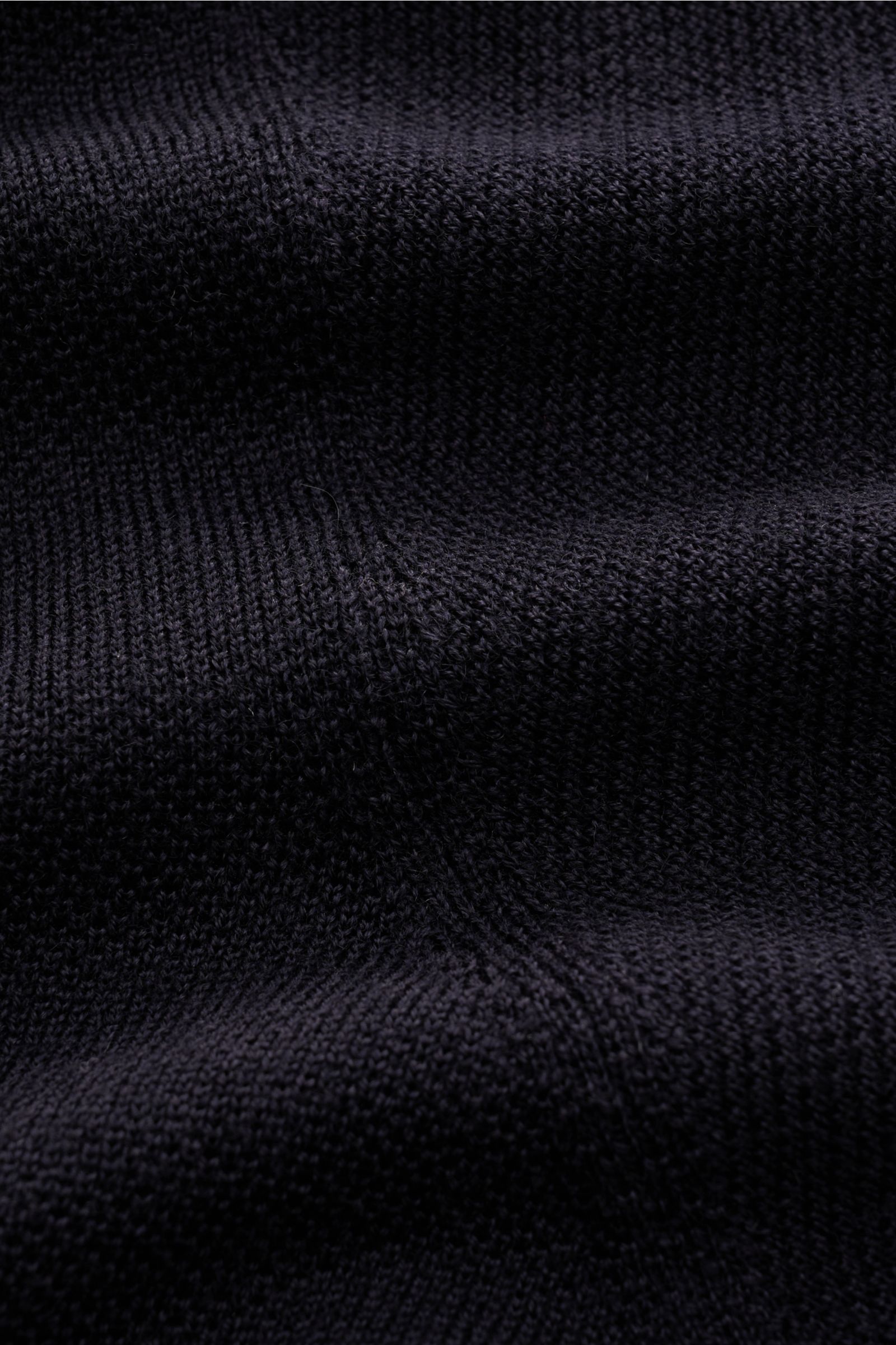 Close-up front view of the fine knit texture of the 04651/ A trip in a bag Knit polo 'Johnny' navy in pure wool.

Stylish comfort: This knit polo by 04651/ A TRIP IN A BAG in comfortable pure wool material is a versatile favourite for the autumn and wi