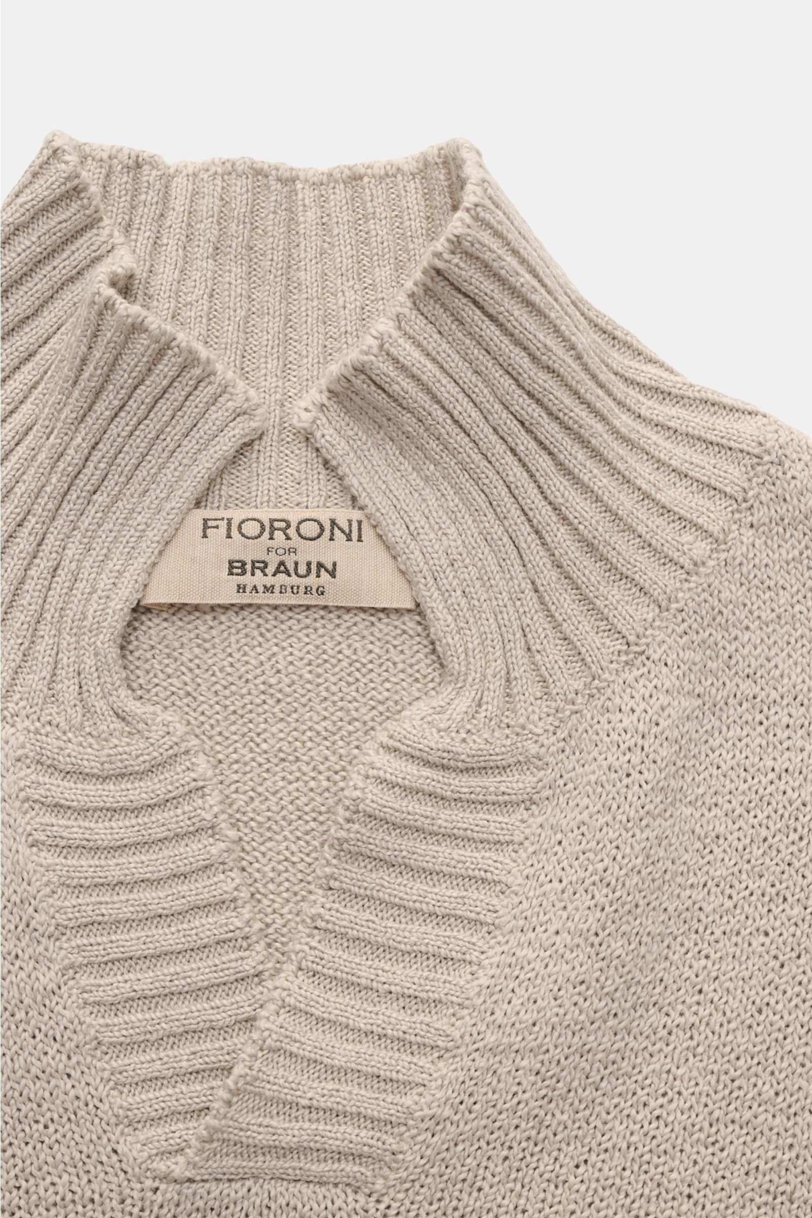 Fioroni V-Neck Pullover beige aus weicher Baumwolle mit halbem Stehkragen, V-Neck, Slim Fit und flexiblem Rippbündchen, Nahaufnahme von oben.