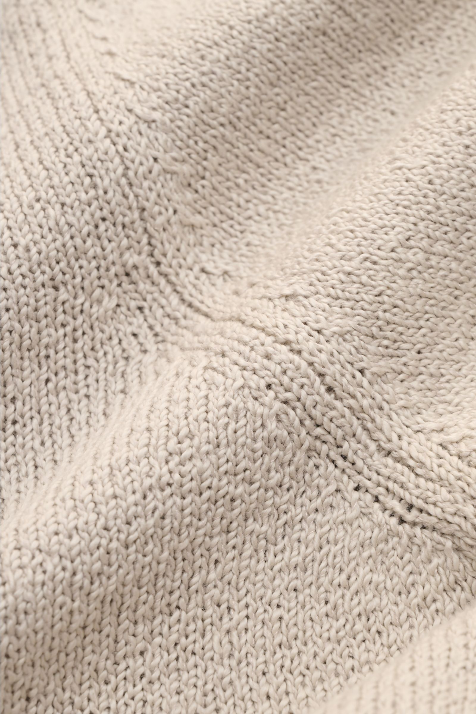 Nahaufnahme des mittelfeinen Strickbilds des beige Fioroni V-Neck Pullovers aus weicher, reiner Baumwolle mit halbem Stehkragen und Rippbündchen.