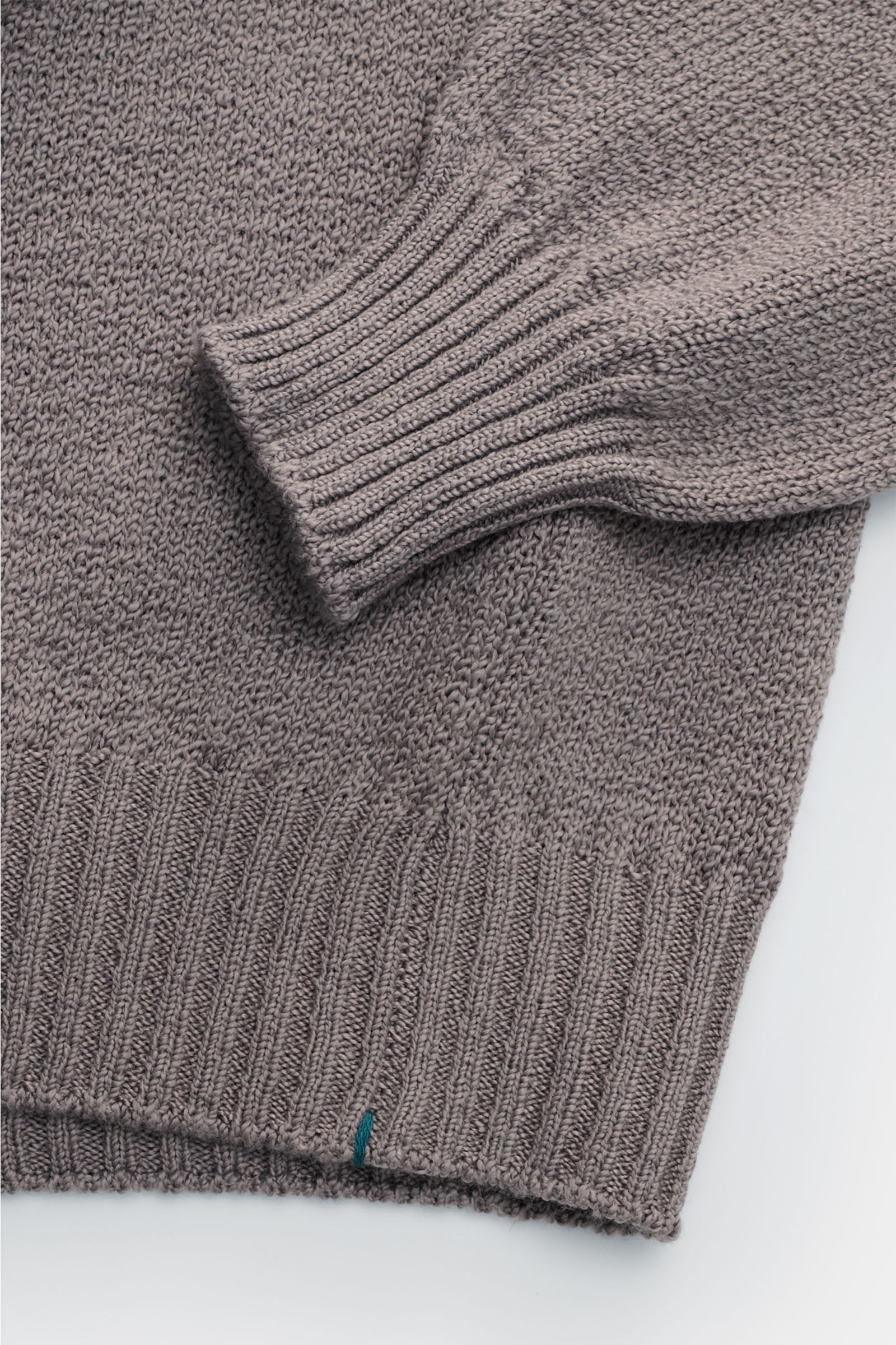 Fioroni V-Neck Pullover grau aus reiner Baumwolle, weicher Griff, mittelfeines Strickbild, Slim Fit, halber Stehkragen, flexible Rippbündchen, Detailaufnahme von Ärmel und Bund.