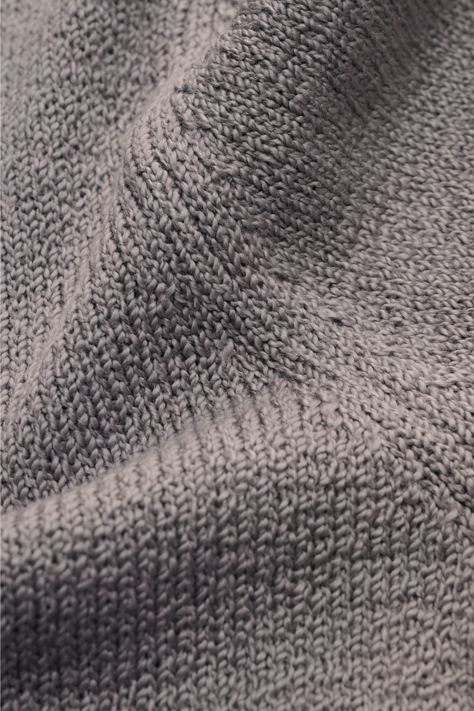 Fioroni V-Neck Pullover grau, Nahaufnahme des mittelfeinen Strickbilds aus weicher, reiner Baumwolle mit Slim Fit, Stehkragen und V-Neck.