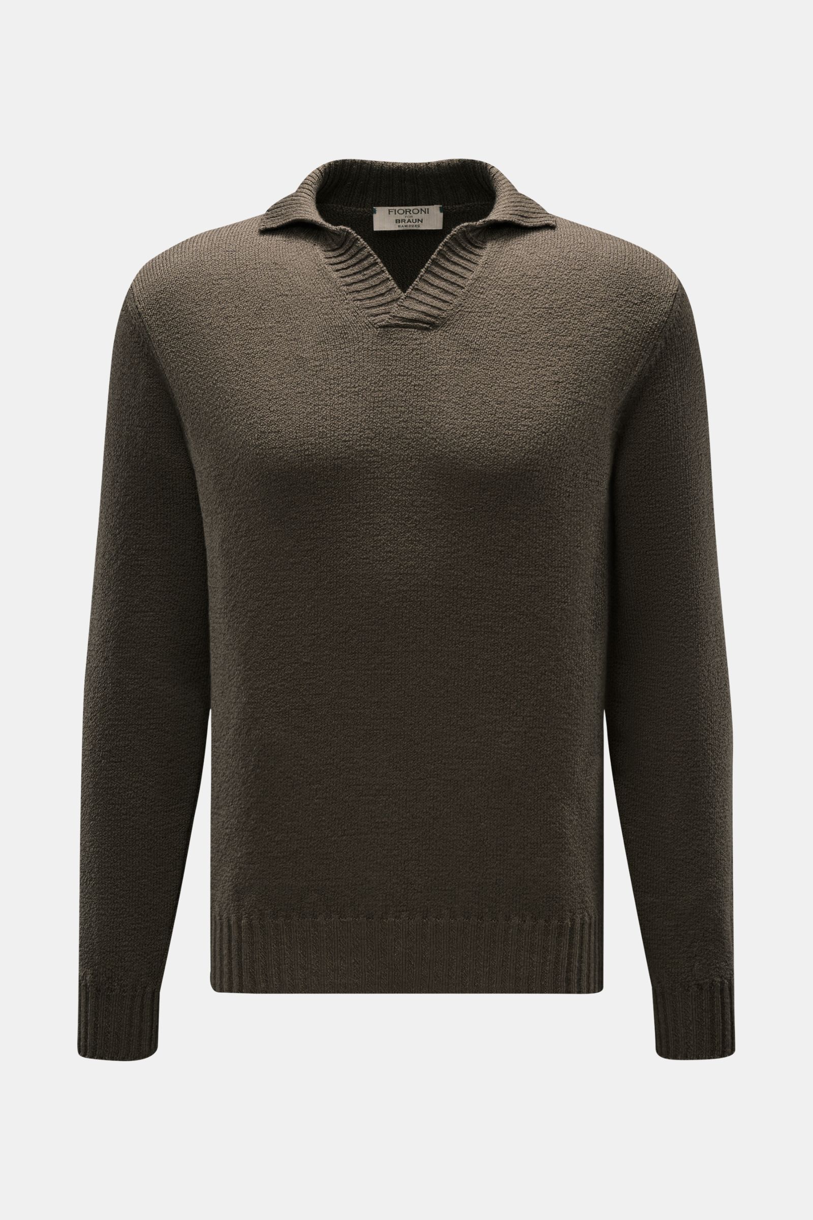 Fioroni V-Neck Pullover oliv, frontale Nahaufnahme, Slim Fit, weiche Baumwolle, halber Stehkragen mit V-Neck, mittelfeines Strickbild, flexible Rippbündchen.