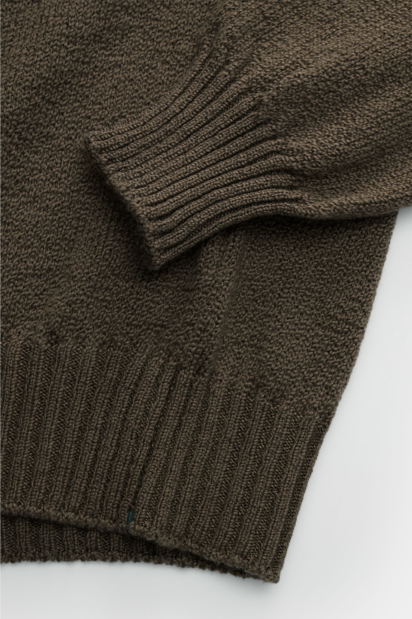 Nahaufnahme des Fioroni V-Neck Pullover oliv aus reiner Baumwolle, weicher Griff, mittelfeines Strickbild, Slim Fit, mit Stehkragen und V-Neck, flexible Rippbündchen, fotografiert von oben.