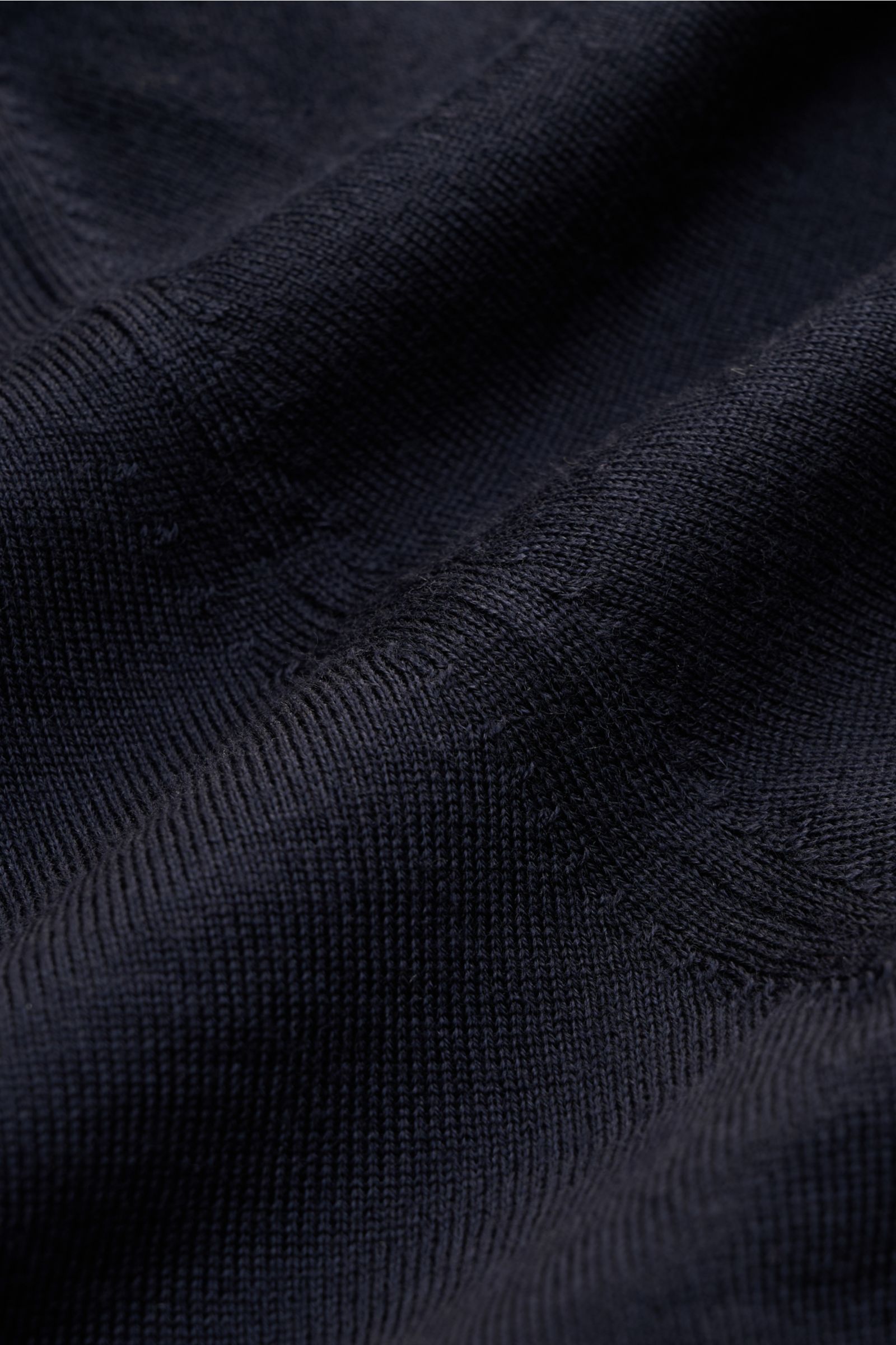 Nahaufnahme des Agnona Strickpolo navy aus reiner Wolle mit feinem Strickbild, Polo-Kragen, Drei-Knopf-Leiste und Rippbündchen.