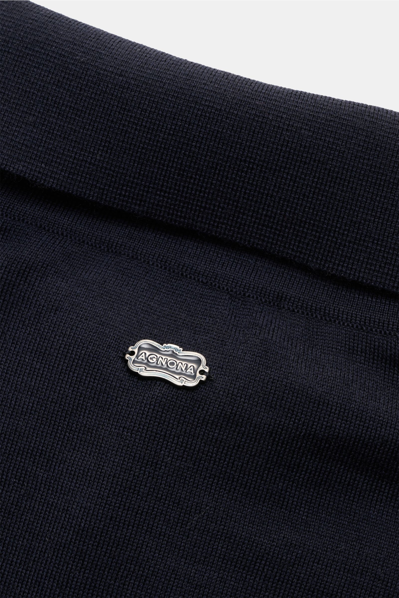Agnona Strickpolo navy aus reiner Wolle, fein gestrickt mit hoch schließendem Kragen und rückwärtigem Metall-Logo, Detailaufnahme von oben.