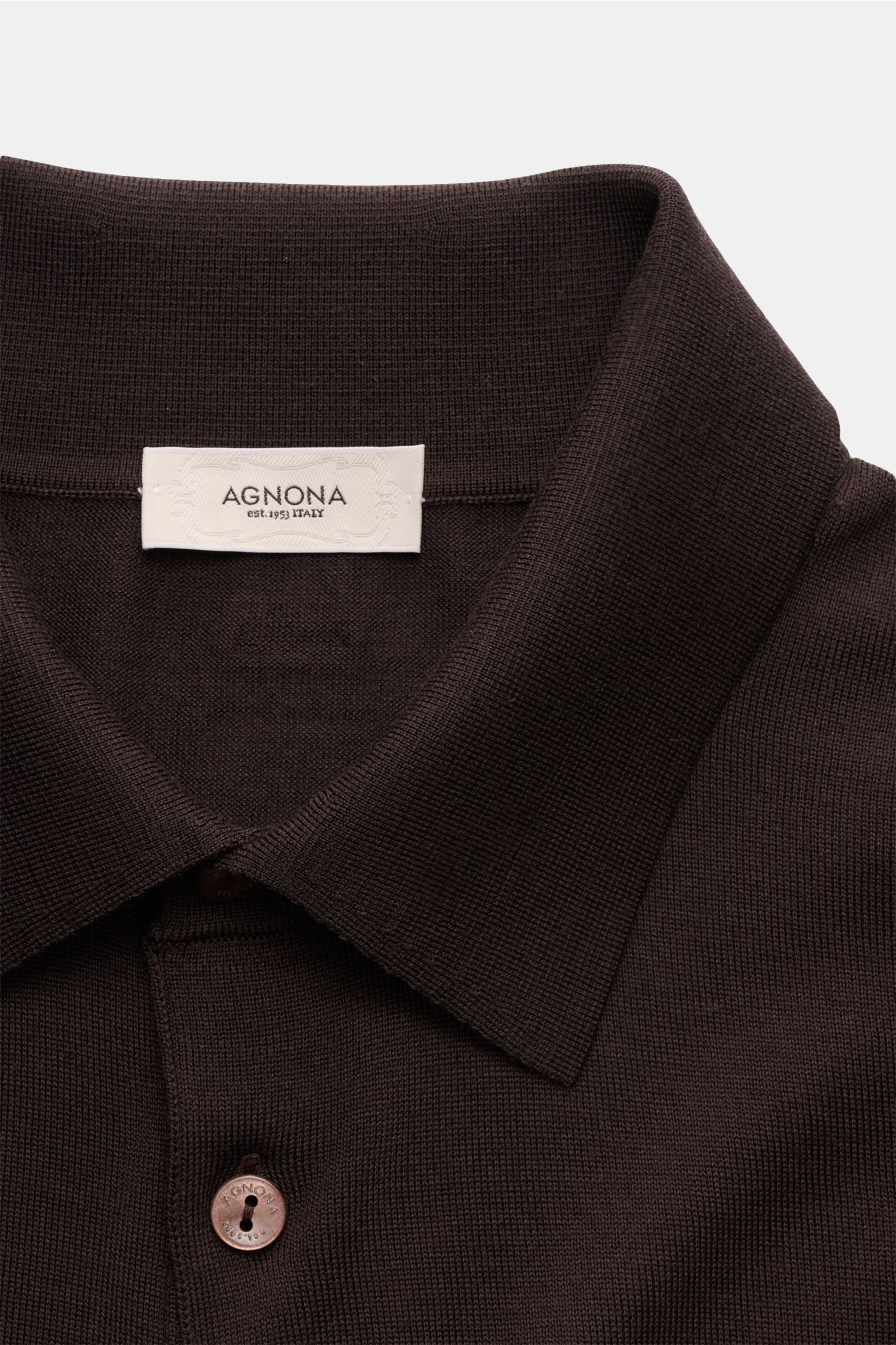 Agnona Strickpolo dunkelbraun aus reiner Wolle, Slim Fit, feines Strickbild, hoch schließender Kragen mit Drei-Knopf-Leiste, Detailaufnahme von oben.
