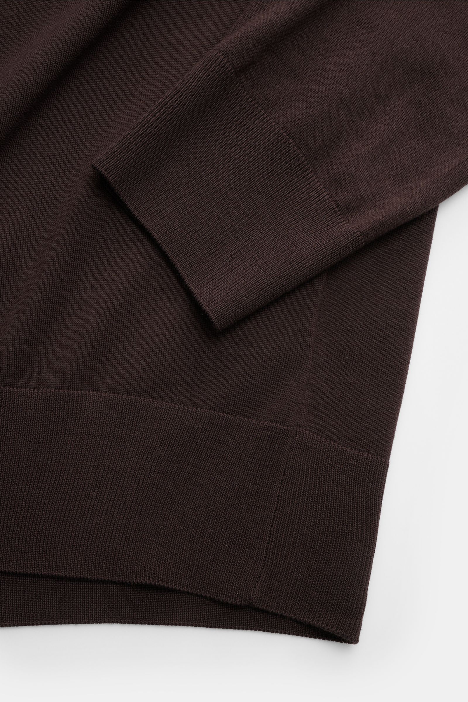 Agnona Strickpolo dunkelbraun aus reiner Wolle, Slim Fit, feines Strickbild, Polokragen mit Drei-Knopf-Leiste, Rippbündchen, Detailaufnahme von Ärmel und Saum.
