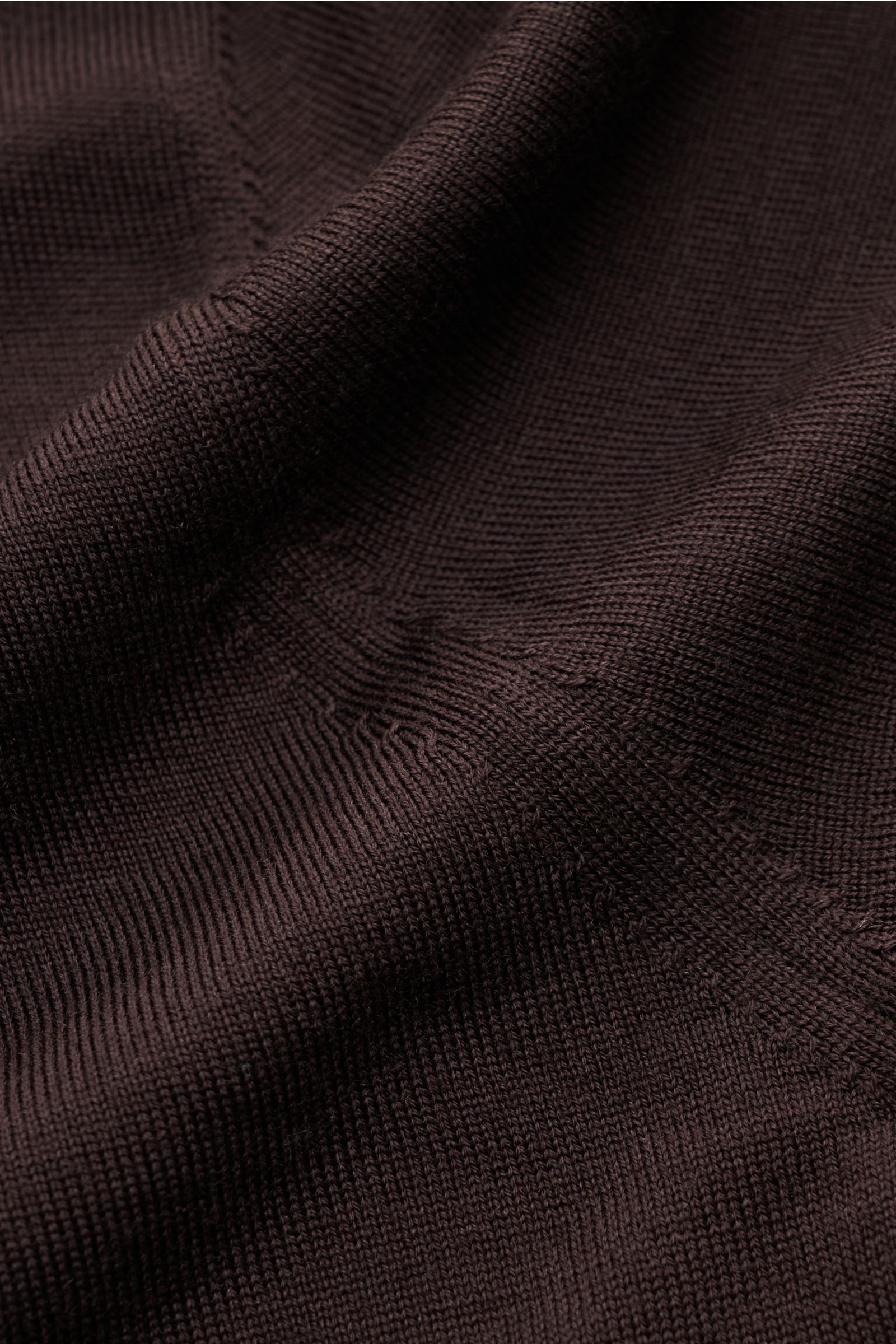 Nahaufnahme des dunkelbraunen Agnona Strickpolo aus reiner Wolle, Slim Fit mit feinem Strickbild, Polokragen und Rippbündchen.