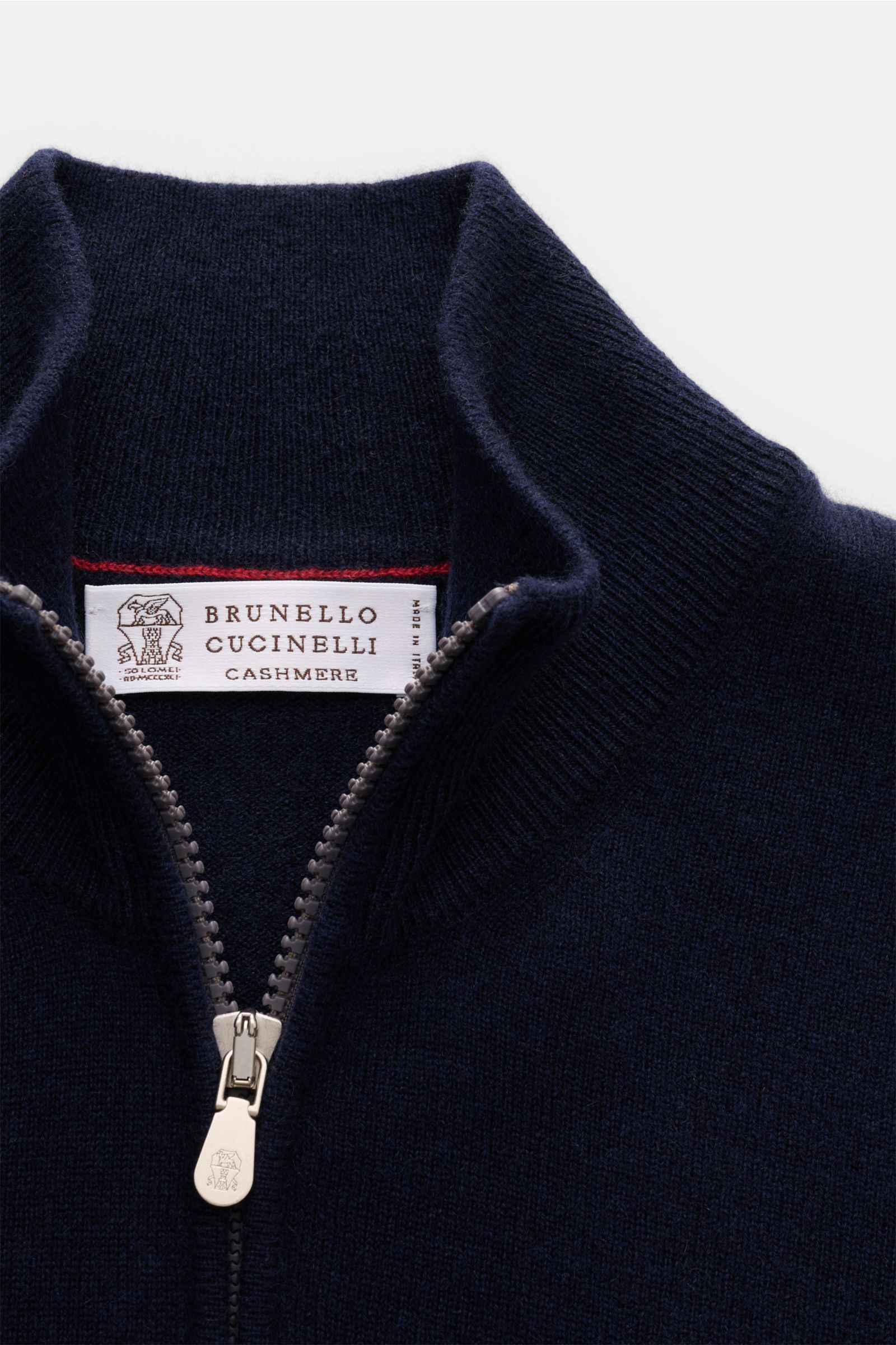 Brunello Cucinelli Cashmere Troyer navy shown from close-up front top perspective, featuring zip-up collar, fine knit, soft cashmere fabric. Sportives Freizeit-Essential made in Solomeo: Der Troyer aus reinem Cashmere von BRUNELLO CUCINELLI setzt einen
