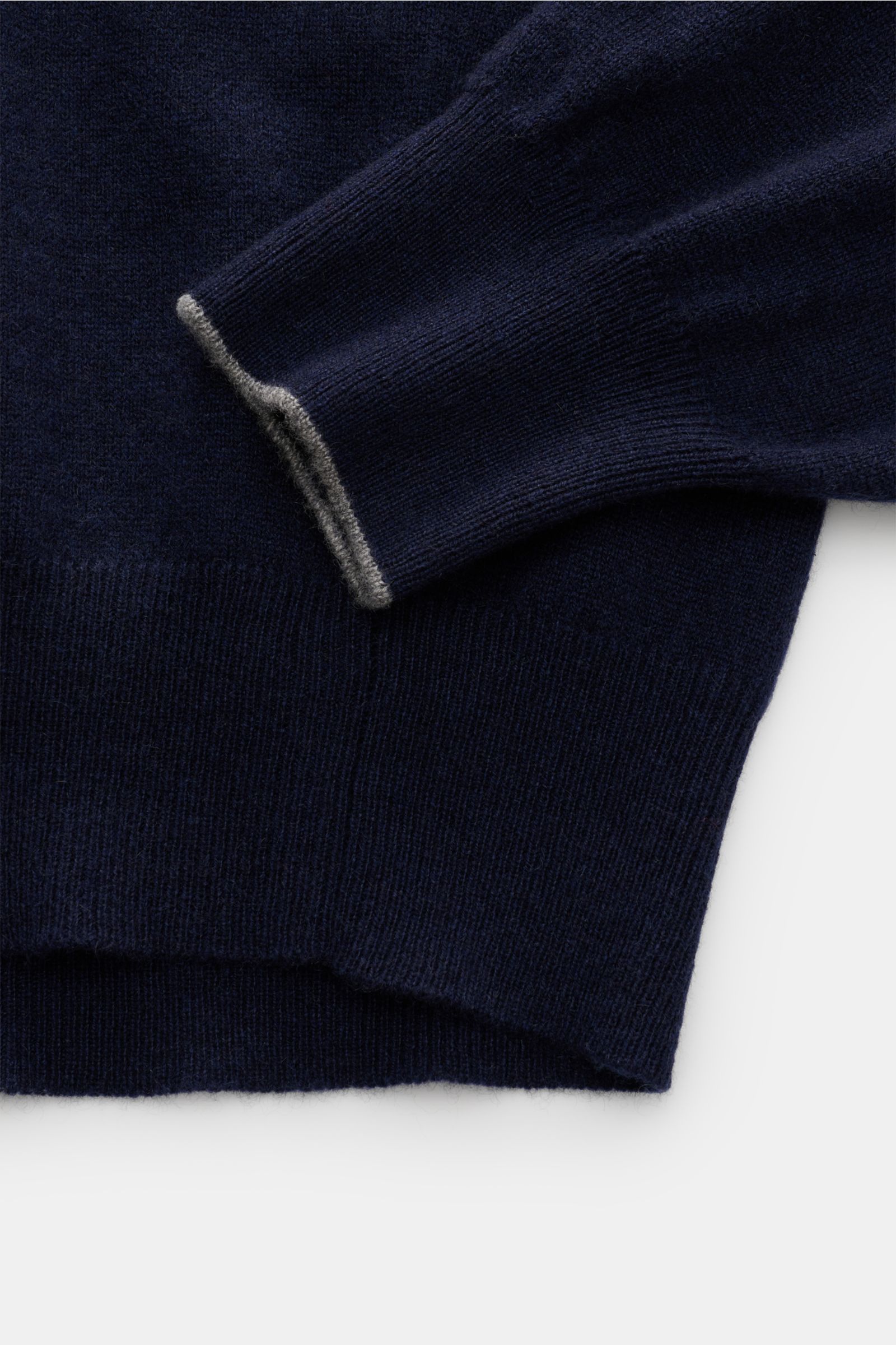 Close-up view of the sleeve and bottom hem of the Brunello Cucinelli Cashmere Troyer navy, highlighting its fine knit, soft texture, and contrast edge.

Description: Sportives Freizeit-Essential made in Solomeo: Der Troyer aus reinem Cashmere von BRUNE
