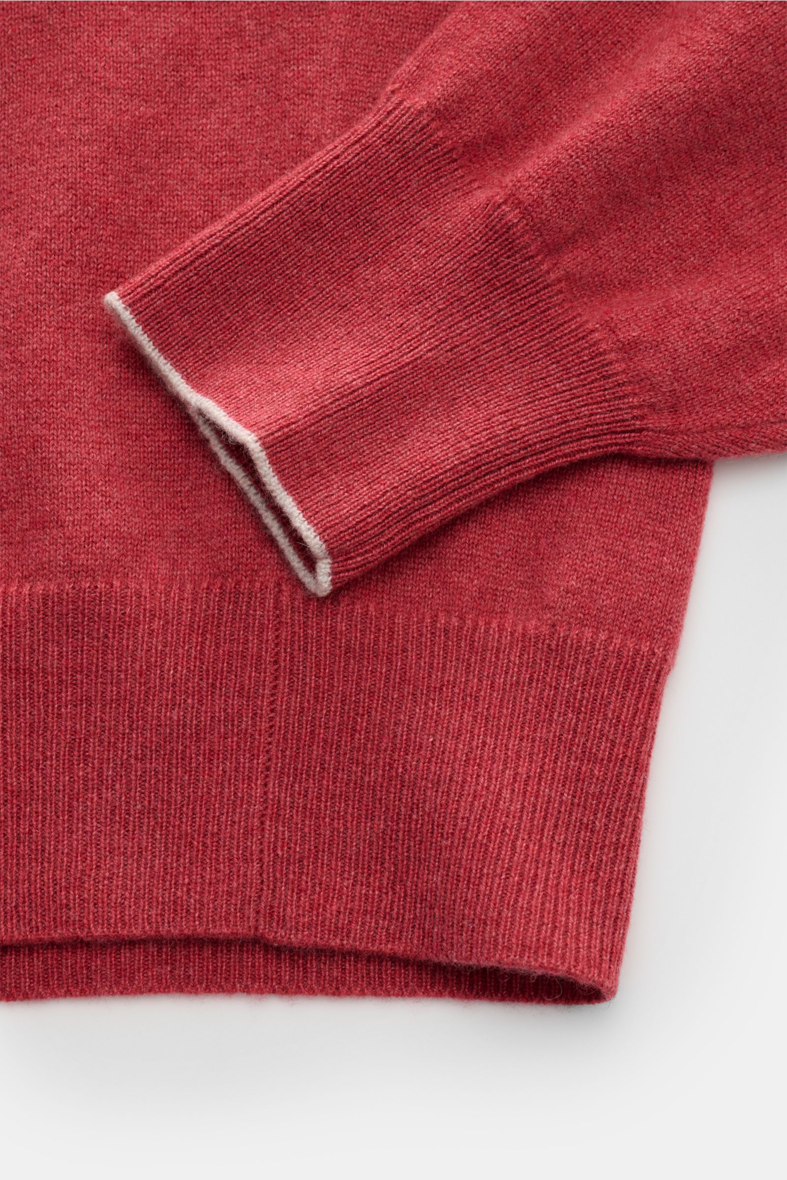 Close-up of the sleeve and hem of the Brunello Cucinelli Cashmere Troyer hellrot, photographed from above showing fine knit and soft texture.

Description: Sportives Freizeit-Essential made in Solomeo: Der Troyer aus reinem Cashmere von BRUNELLO CUCINE