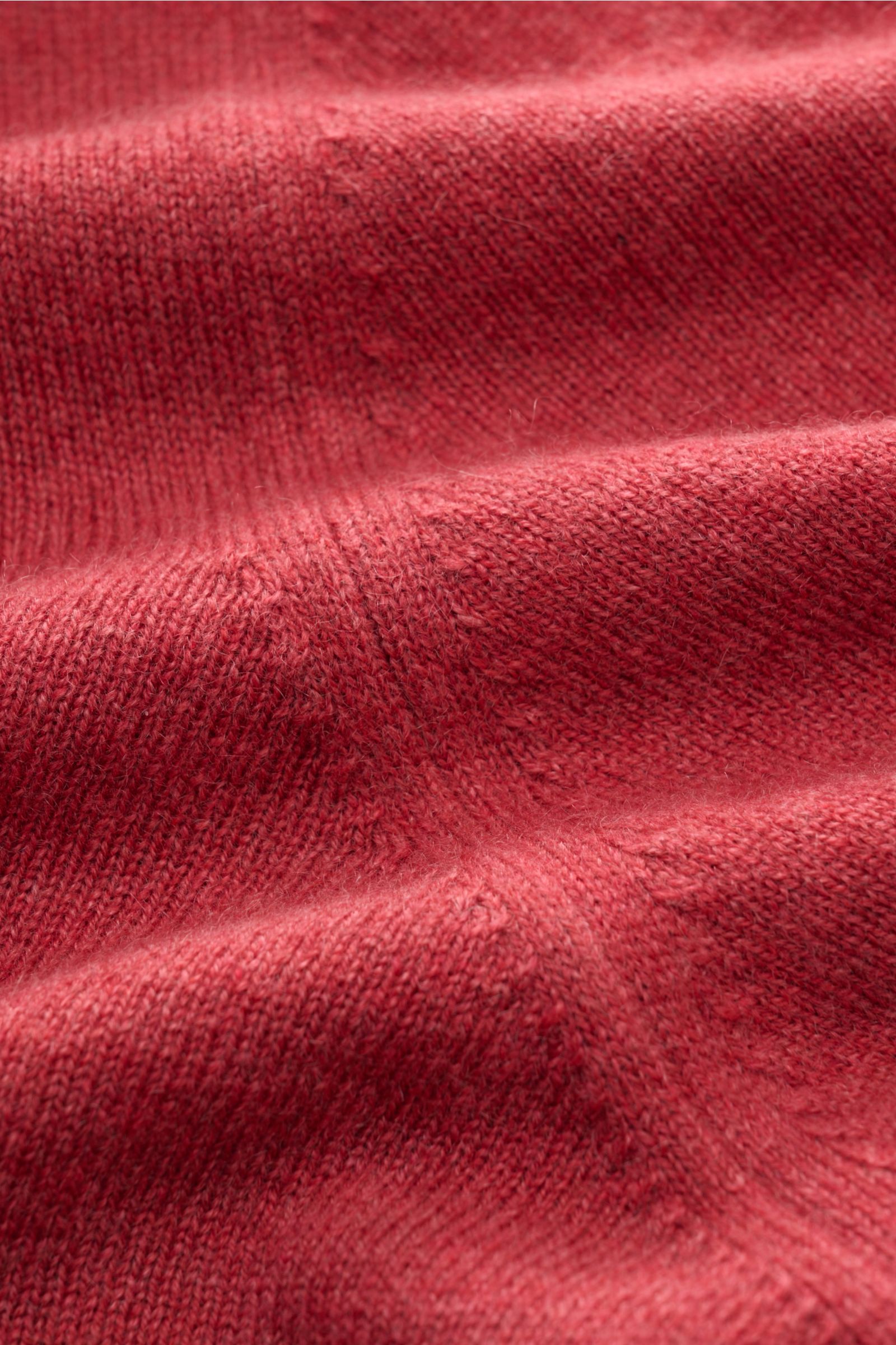 Close-up top-down view of the soft, fine knit fabric of the Brunello Cucinelli Cashmere Troyer hellrot, highlighting its pure cashmere texture and delicate stitch details. Sportives Freizeit-Essential made in Solomeo: Der Troyer aus reinem Cashmere von