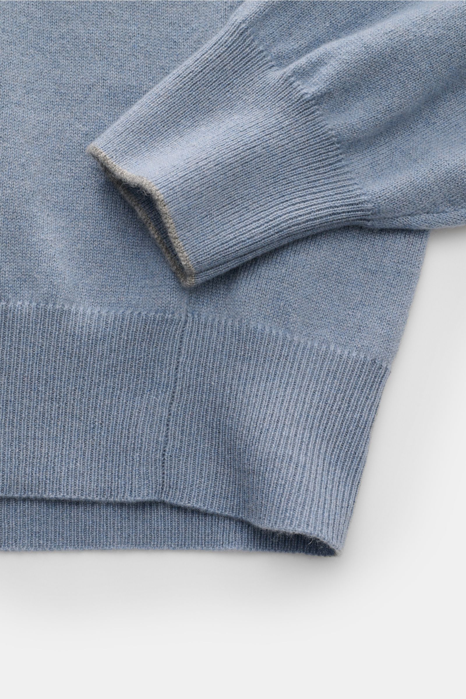 Close-up view of the sleeve and hem of the Brunello Cucinelli Cashmere Troyer rauchblau, showing fine knit, soft texture, and ribbed cuffs.

Description: Sportives Freizeit-Essential made in Solomeo: Der Troyer aus reinem Cashmere von BRUNELLO CUCINELL