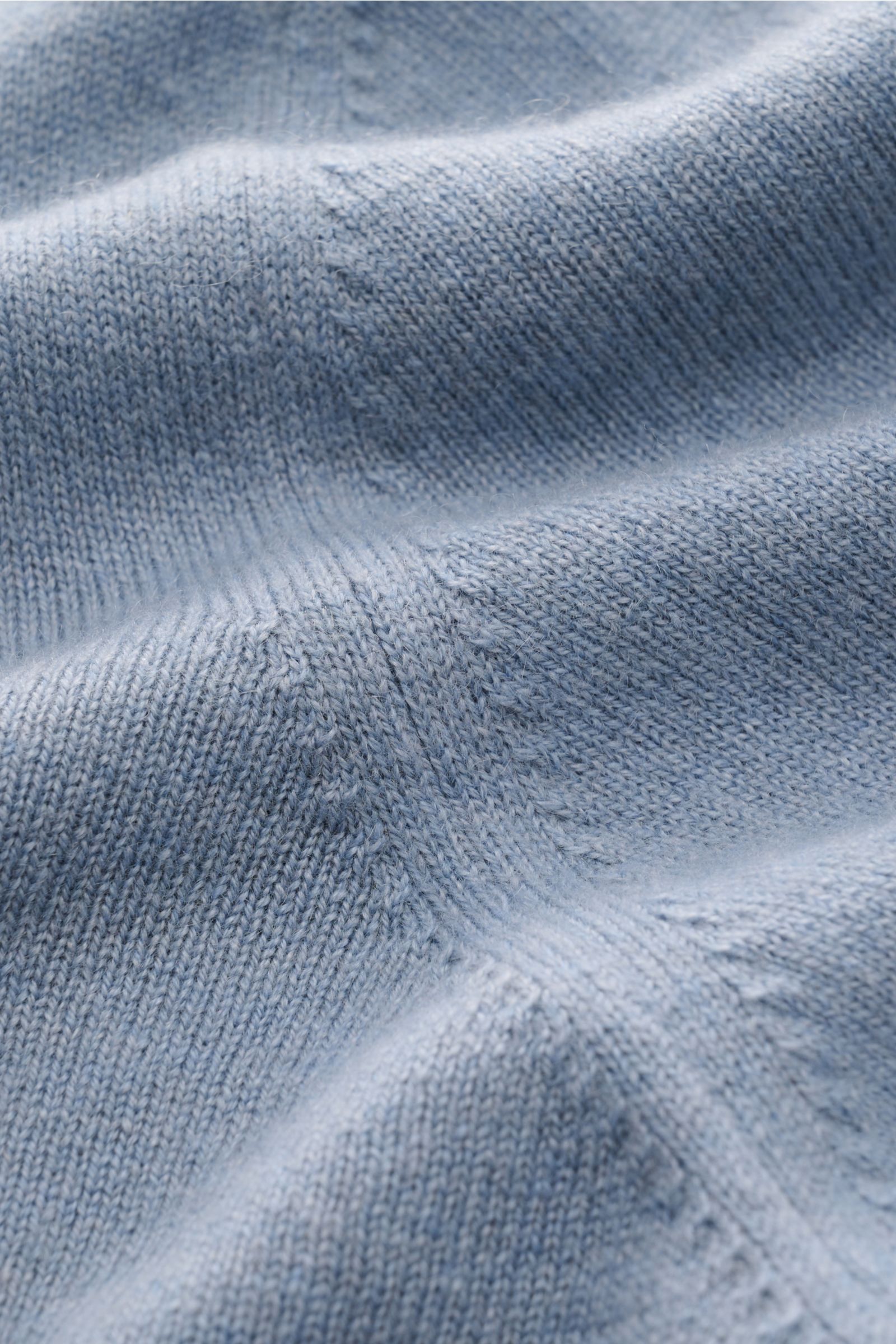 Close-up front view of Brunello Cucinelli Cashmere Troyer rauchblau showing fine knit, soft texture, and subtle ribbed details.  
Sportives Freizeit-Essential made in Solomeo: Der Troyer aus reinem Cashmere von BRUNELLO CUCINELLI setzt einen luxuriösen