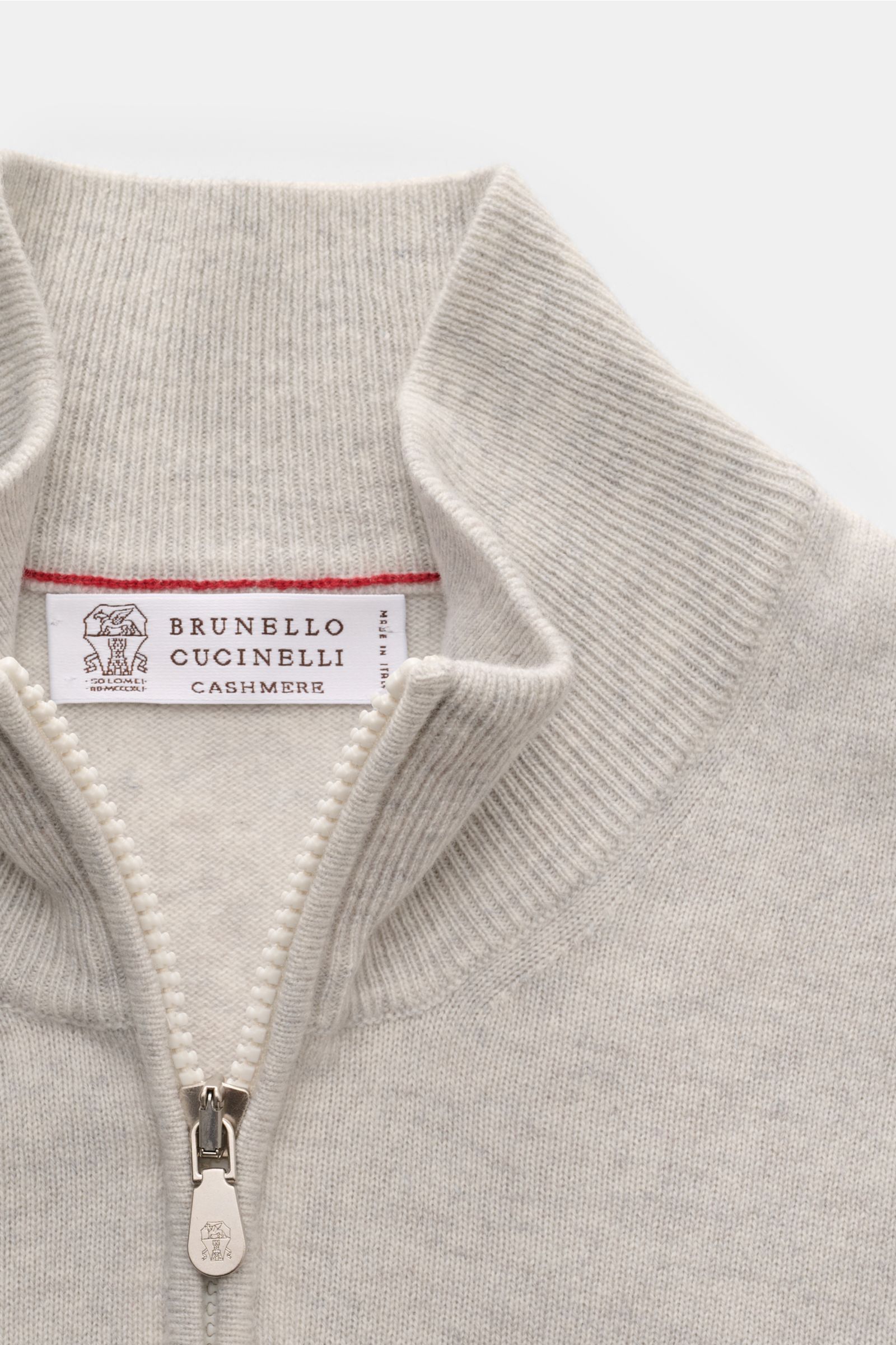 Brunello Cucinelli Cashmere Troyer hellgrau meliert shown from a close-up top-front view, highlighting the zipper, Troyer collar, and fine knit texture. Sportives Freizeit-Essential made in Solomeo: Der Troyer aus reinem Cashmere von BRUNELLO CUCINELLI