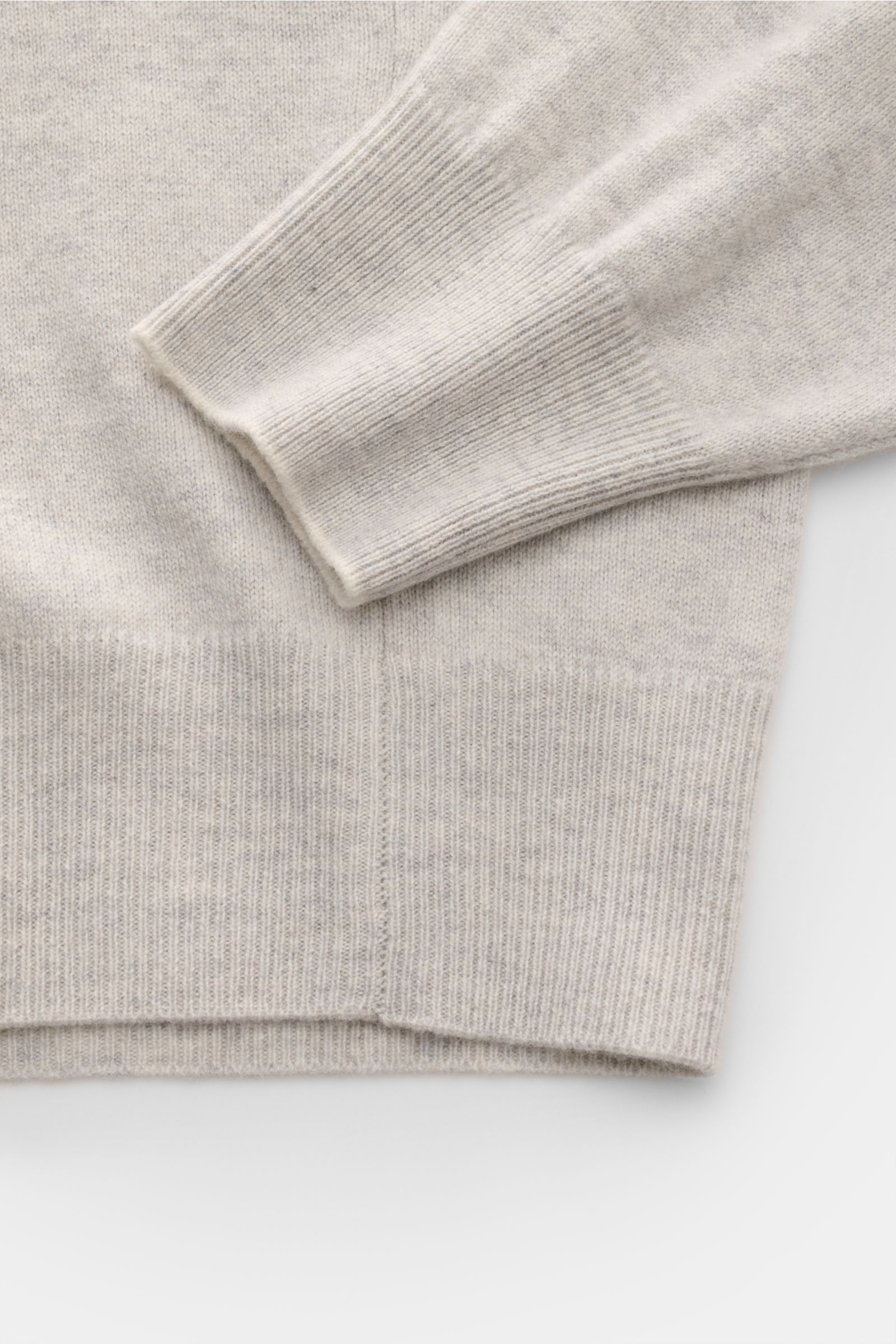 Close-up front view of the Brunello Cucinelli Cashmere Troyer hellgrau meliert showing soft ribbed cuffs and fine knit hem. Sportives Freizeit-Essential made in Solomeo: Der Troyer aus reinem Cashmere von BRUNELLO CUCINELLI setzt einen luxuriösen Akzen