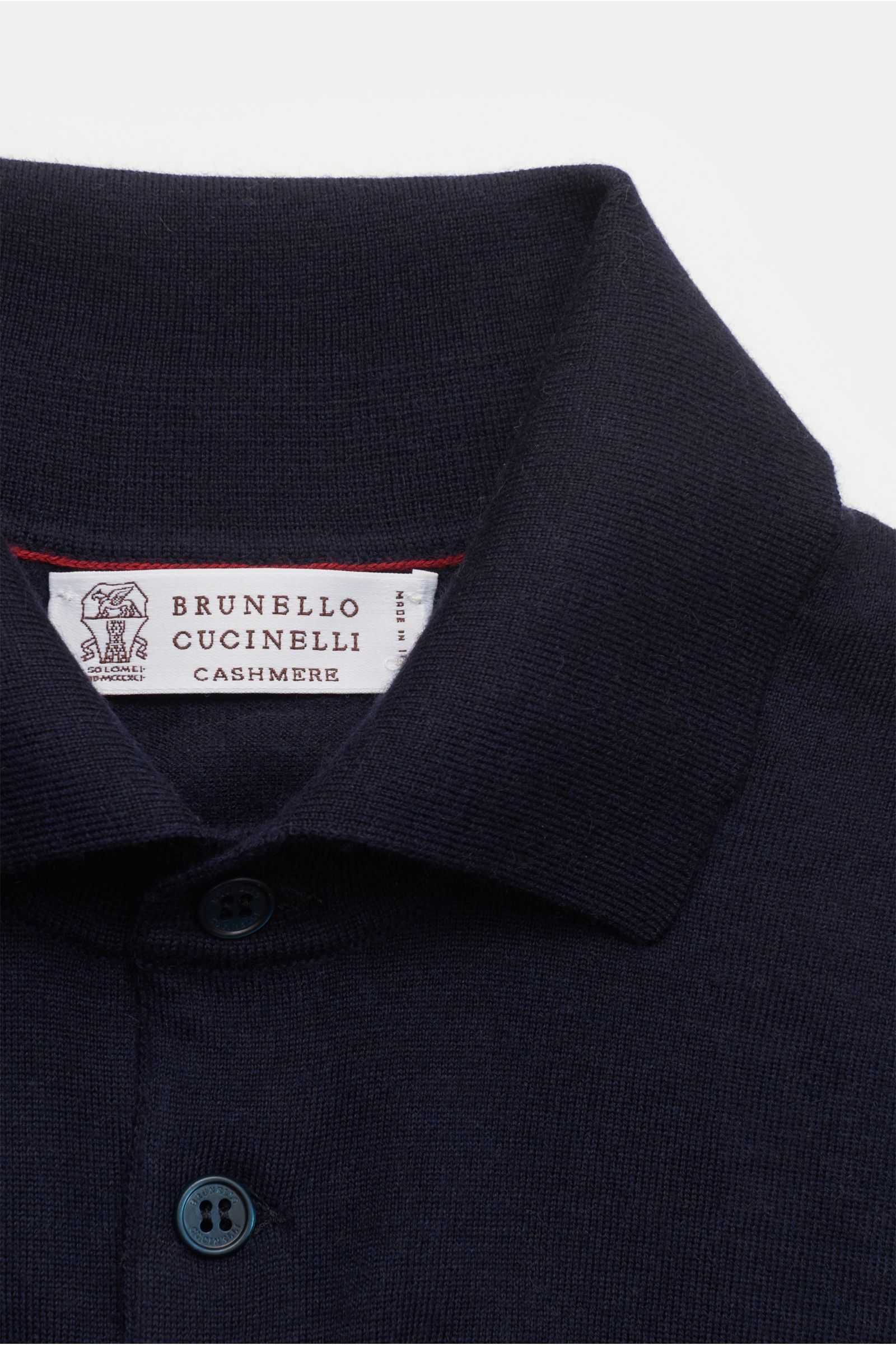 Close-up front view of Brunello Cucinelli Strickpolo navy showing soft knit fabric, classic collar, three-button placket, and label inside collar.

Description: Luxus, den Sie sofort spüren: Dieses zeitlose Poloshirt von BRUNELLO CUCINELLI besticht dur