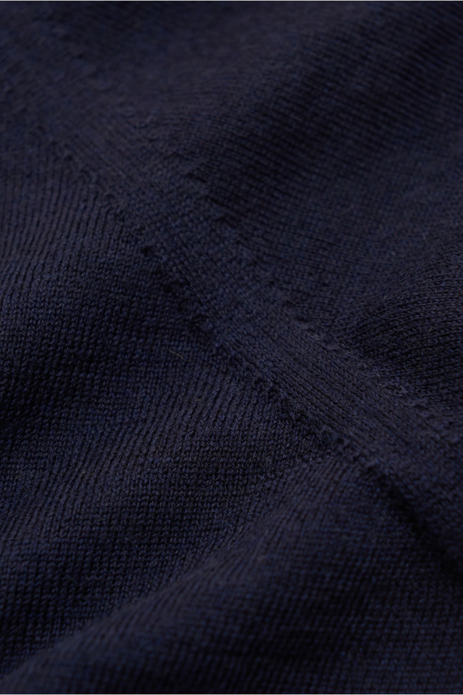 Close-up front view of Brunello Cucinelli Strickpolo navy showing soft knit texture and fine stitching details in navy blue wool and cashmere.

Luxus, den Sie sofort spüren: Dieses zeitlose Poloshirt von BRUNELLO CUCINELLI besticht durch seine angenehm