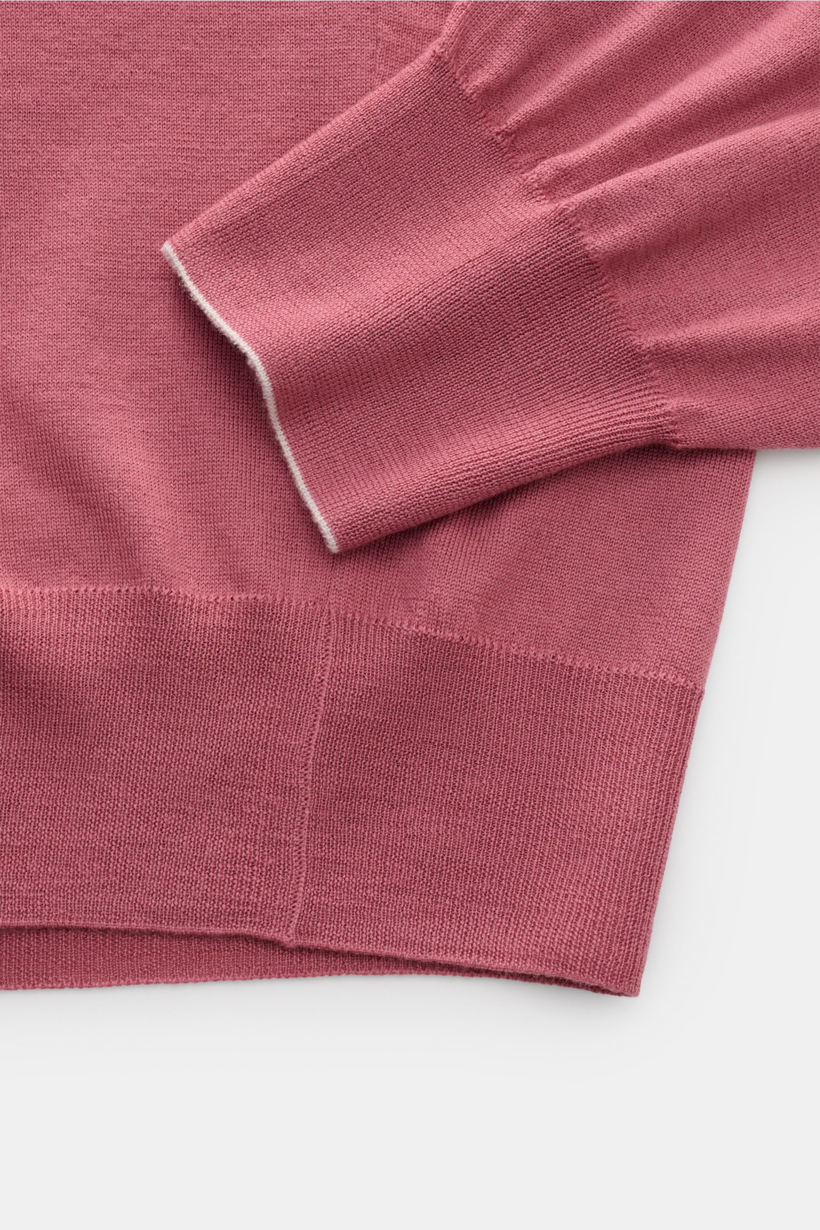 Brunello Cucinelli Strickpolo altrosa shown from a close-up side angle, highlighting soft knit fabric and ribbed cuffs. Luxus, den Sie sofort spüren: Dieses zeitlose Poloshirt von BRUNELLO CUCINELLI besticht durch seine angenehm leichte Strickqualität 