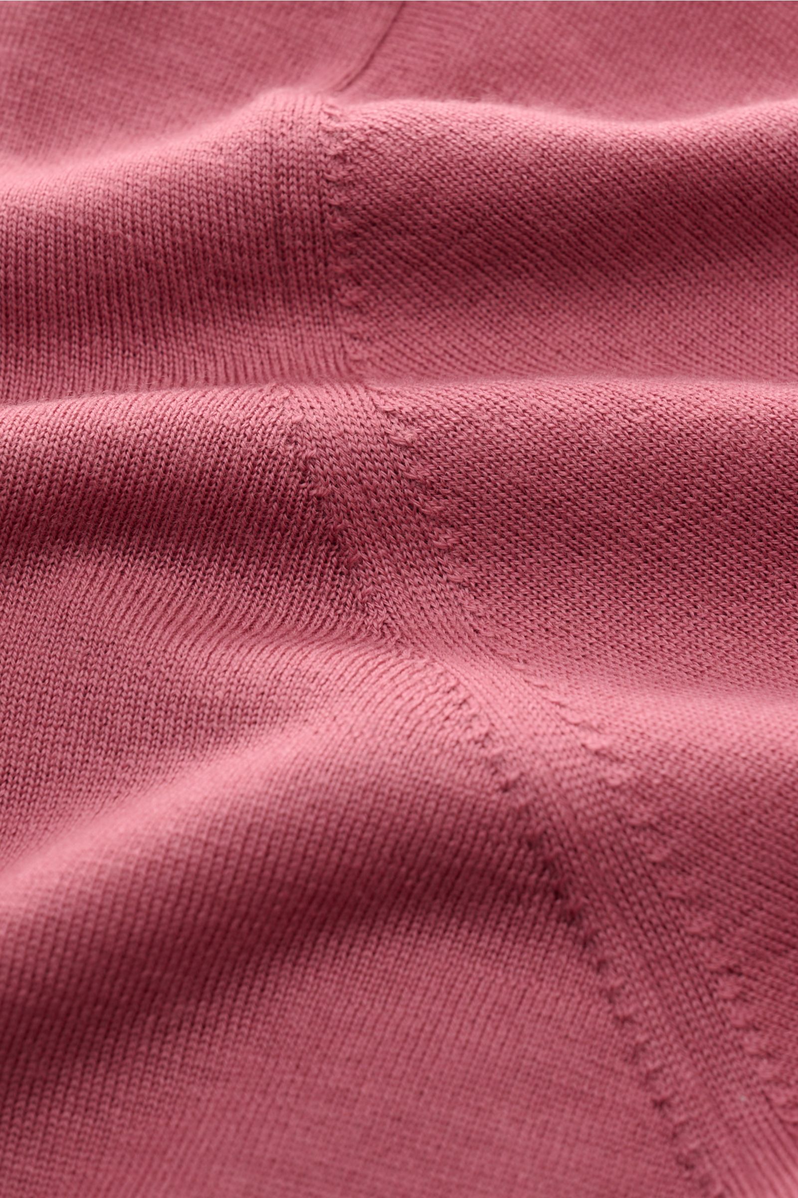 Close-up view of the finely knit fabric of the Brunello Cucinelli Strickpolo altrosa in soft pink, showing texture and stitching details.

Luxus, den Sie sofort spüren: Dieses zeitlose Poloshirt von BRUNELLO CUCINELLI besticht durch seine angenehm leic