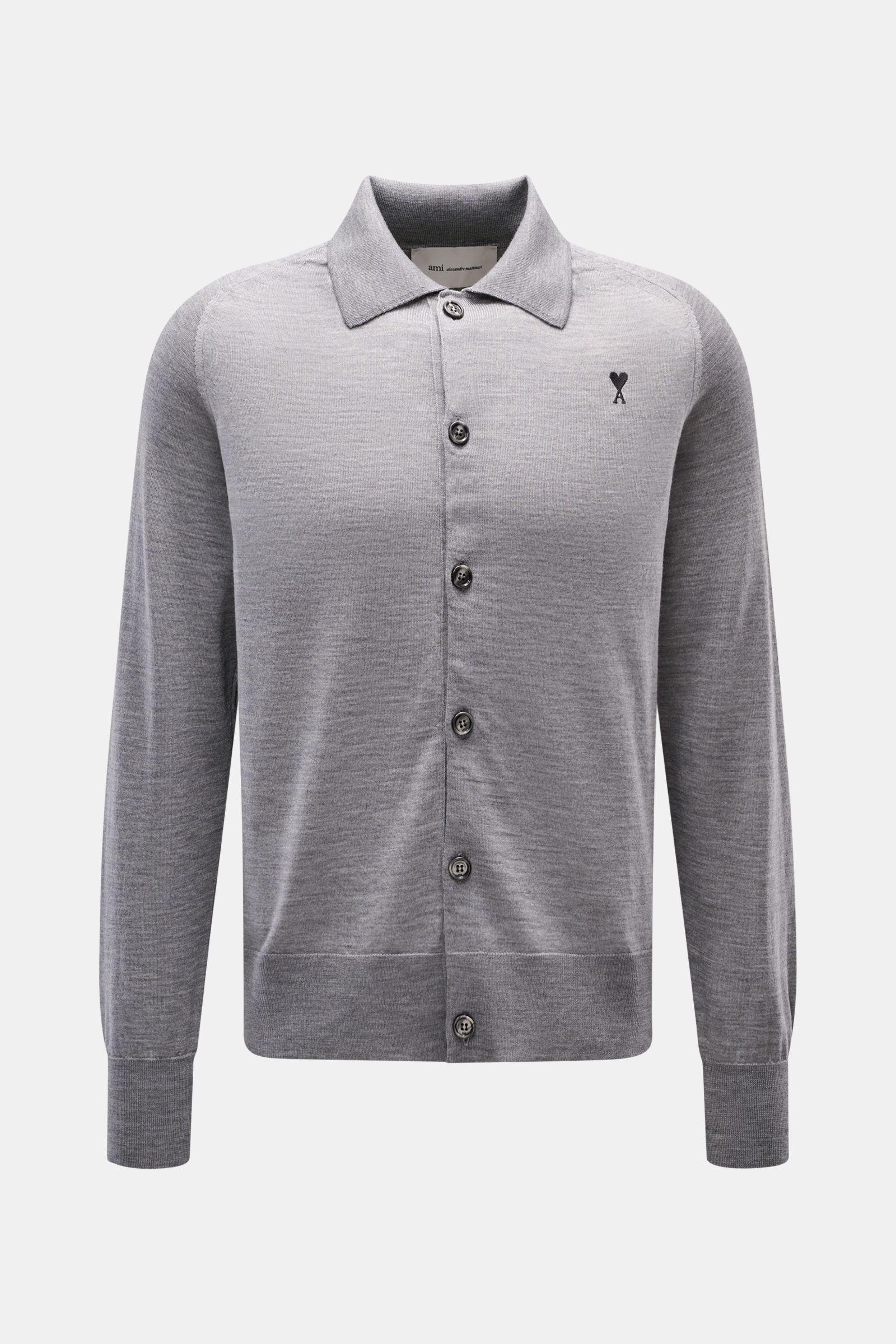 Ami Paris Merino Cardigan grau meliert, Frontansicht, Regular Fit mit gestricktem Umlegekragen, sechs Knöpfen, Logo-Stitching, Raglanärmel, Rippbündchen, reine Merinowolle.