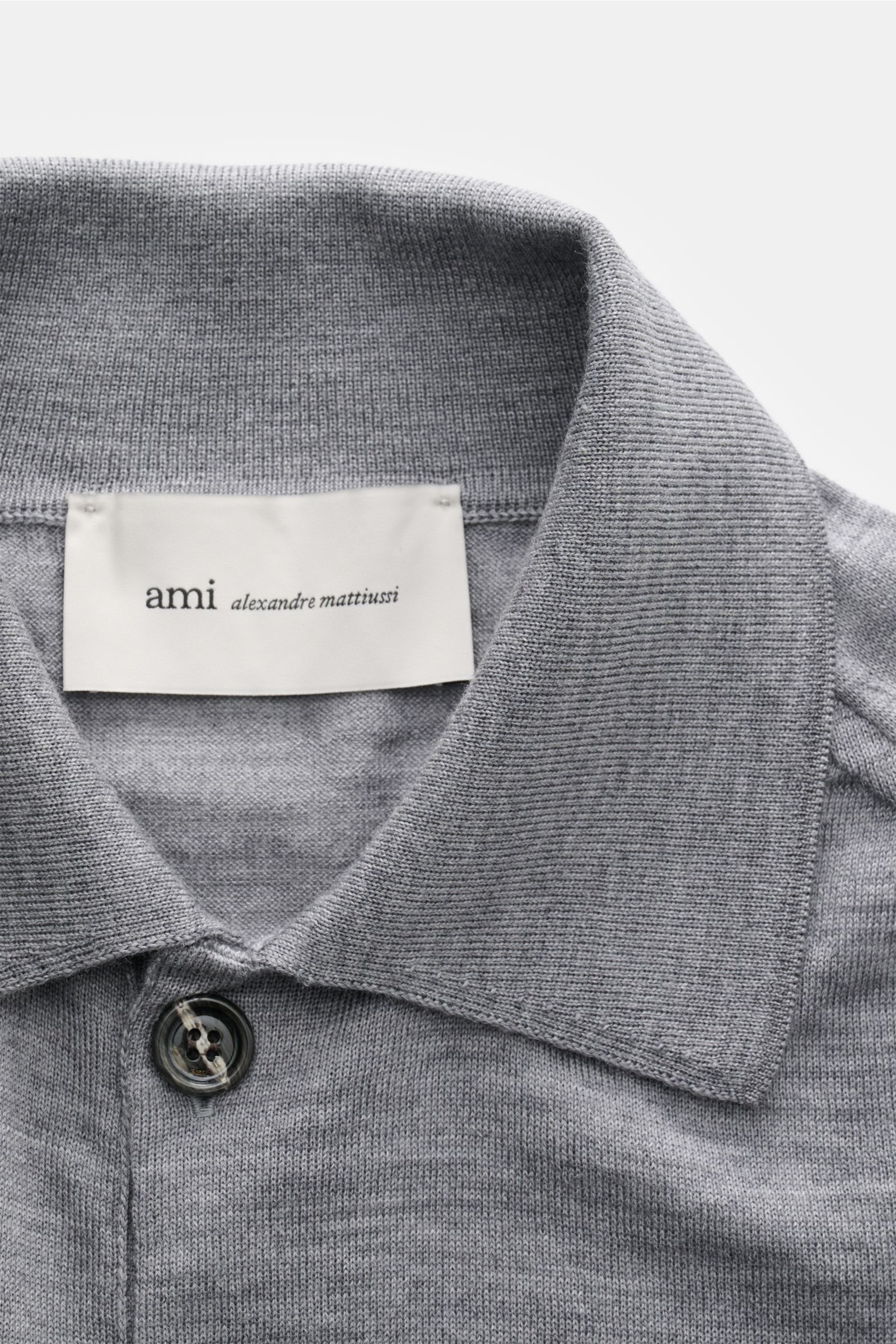Ami Paris Merino Cardigan grau meliert, Nahaufnahme von oben auf gestrickten Umlegekragen aus reiner Merinowolle mit Knopf und Label.