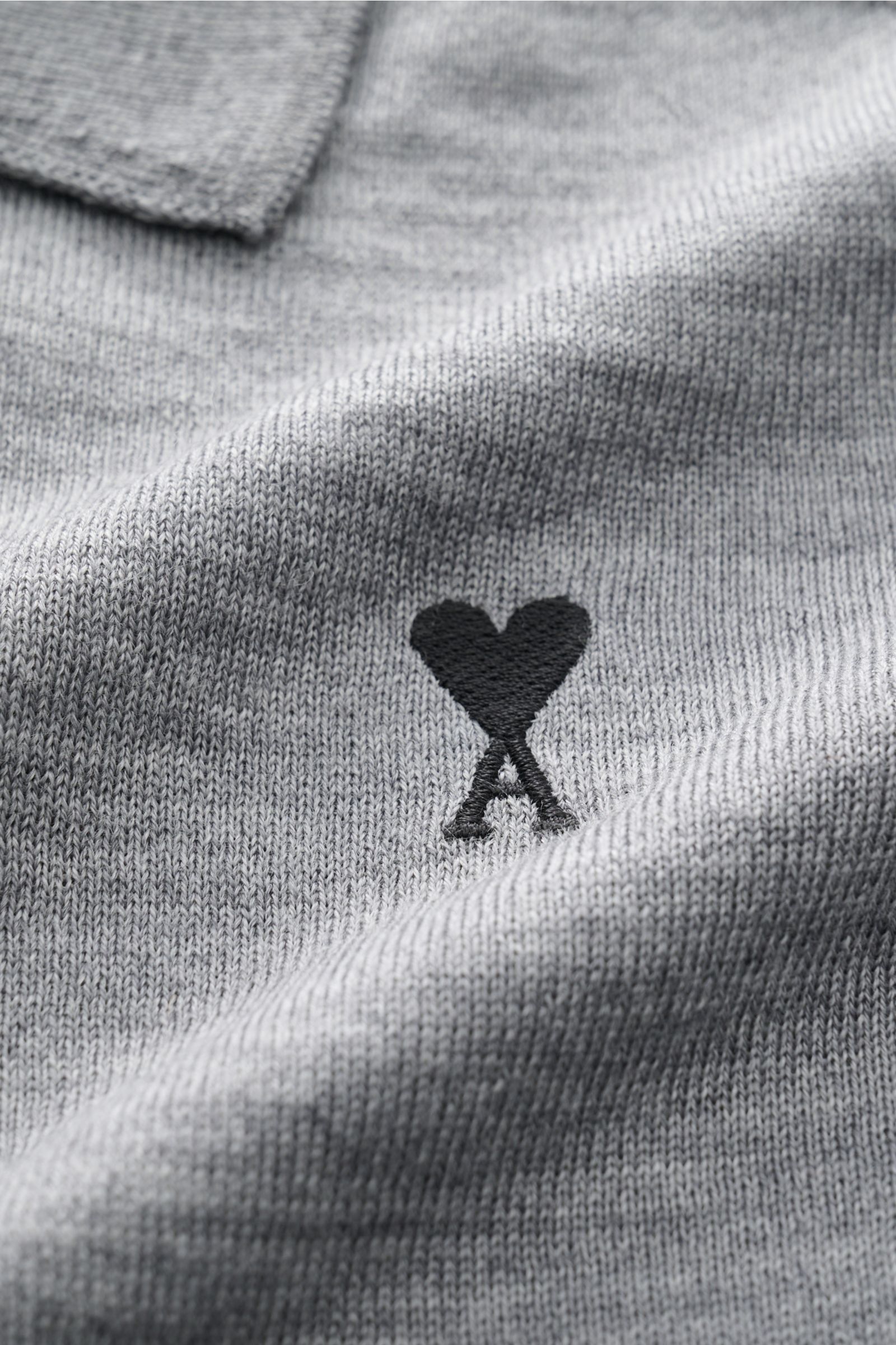 Ami Paris Merino Cardigan grau meliert aus reiner Merinowolle, Detailaufnahme von Logo-Stitching, weicher Griff, feines Strickbild sichtbar.