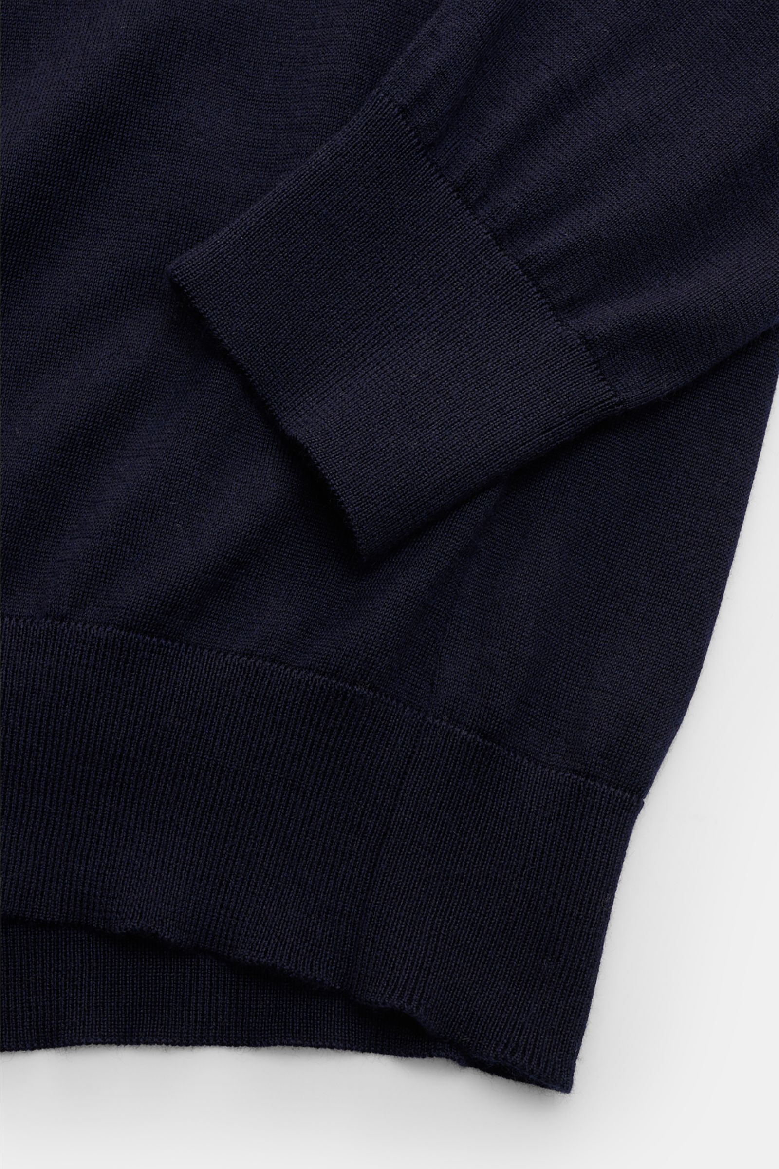 Colombo Strickpolo dark navy in Slim Fit, feiner Strick aus Cashmere und Seide, Detailaufnahme von Bündchen und Saum in Seitenperspektive.