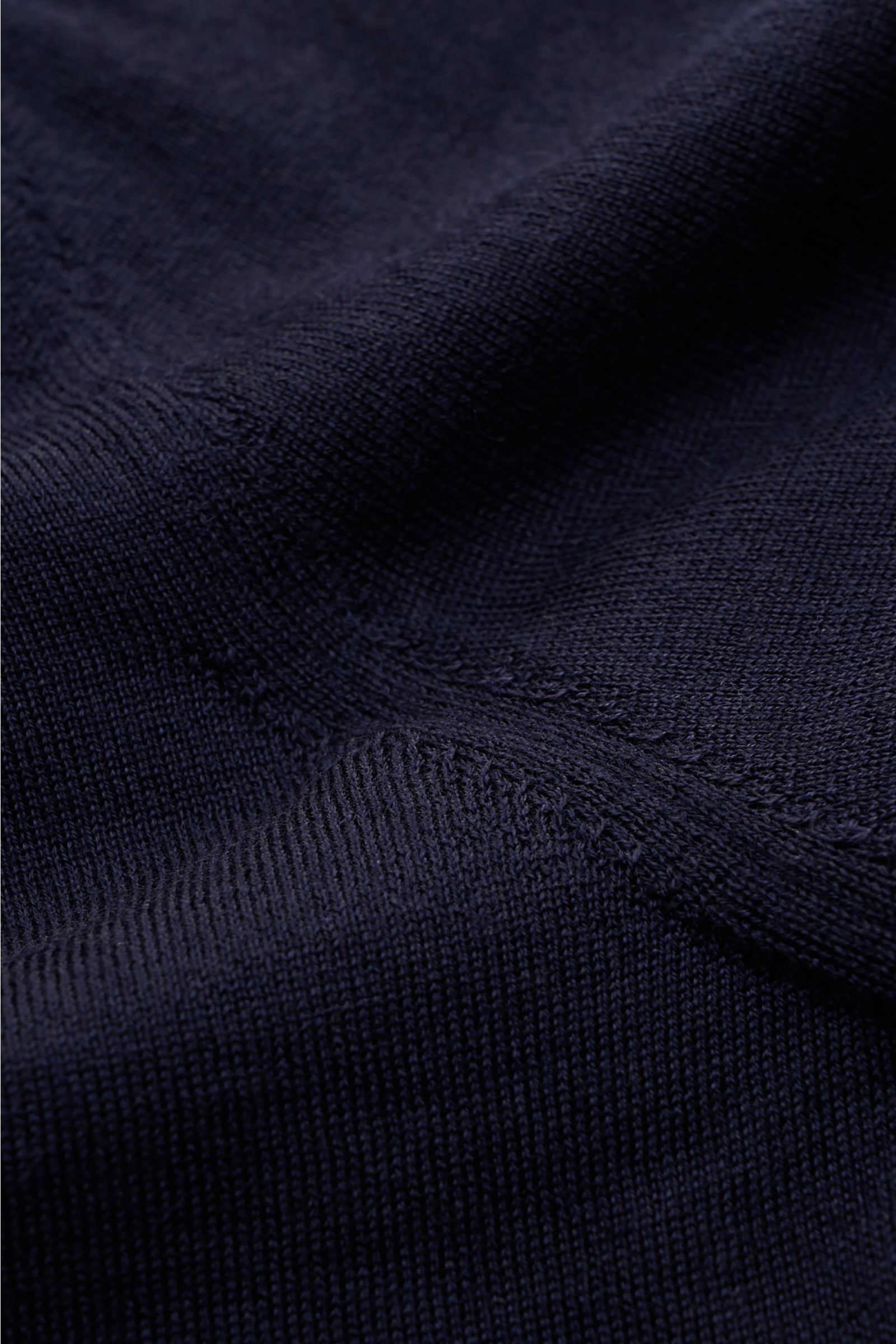 Alt-Tag (124 Zeichen): Nahaufnahme des Colombo Strickpolo dark navy aus feinstem Cashmere und Seide, zeigt feines Strickbild und weichen Griff.