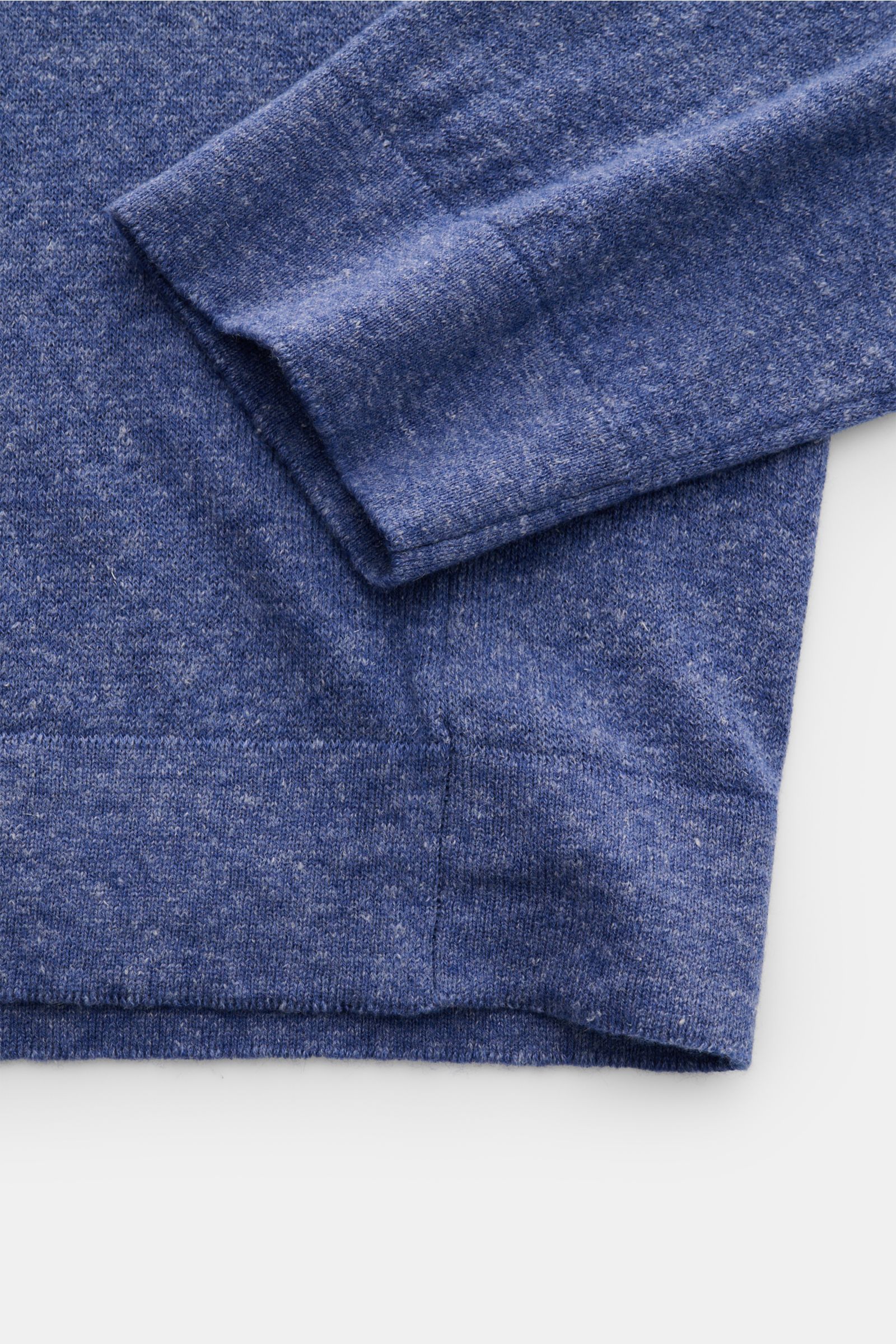 Piacenza 1733 Strickpolo rauchblau meliert, Detailaufnahme von Ärmel und Saum, Oversized Fit, weicher Cashmere-Leinen-Mix, feines Strickbild.