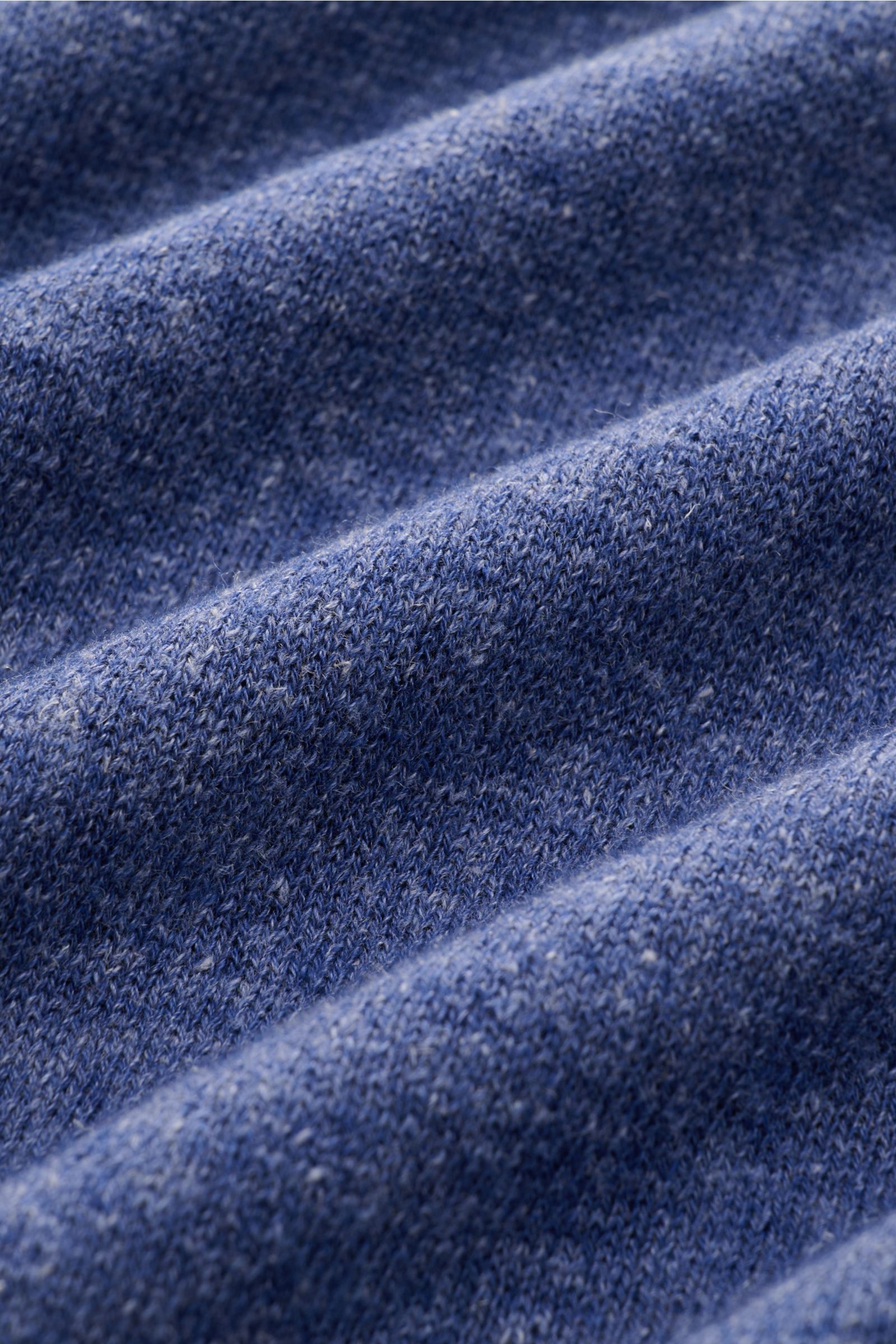 Piacenza 1733 Strickpolo rauchblau meliert in Nahaufnahme, feines Strickbild, weicher Griff, aus Cashmere und Leinen, Oversized Fit, klassischer Polokragen.