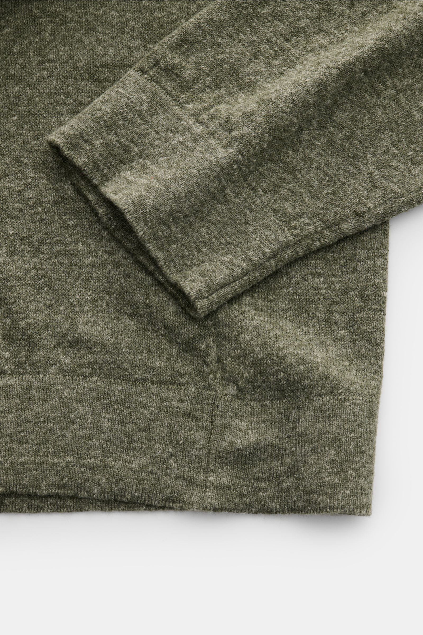 Piacenza 1733 Strickpolo dunkelgrün meliert, Detailfoto von Ärmel und Bund, Oversized Fit, weicher Cashmere-Leinen-Mix, Rippbündchen.