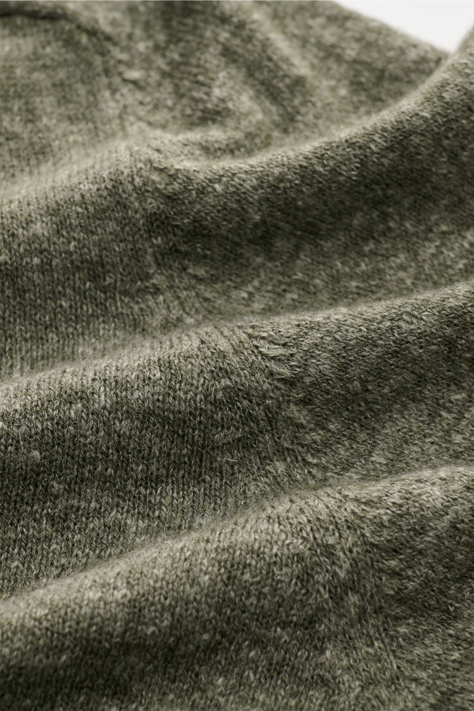 Nahaufnahme des dunkelgrün melierten Piacenza 1733 Strickpolo, weicher Cashmere-Leinen-Mix, feines Strickbild, sichtbar aus schräger Perspektive.