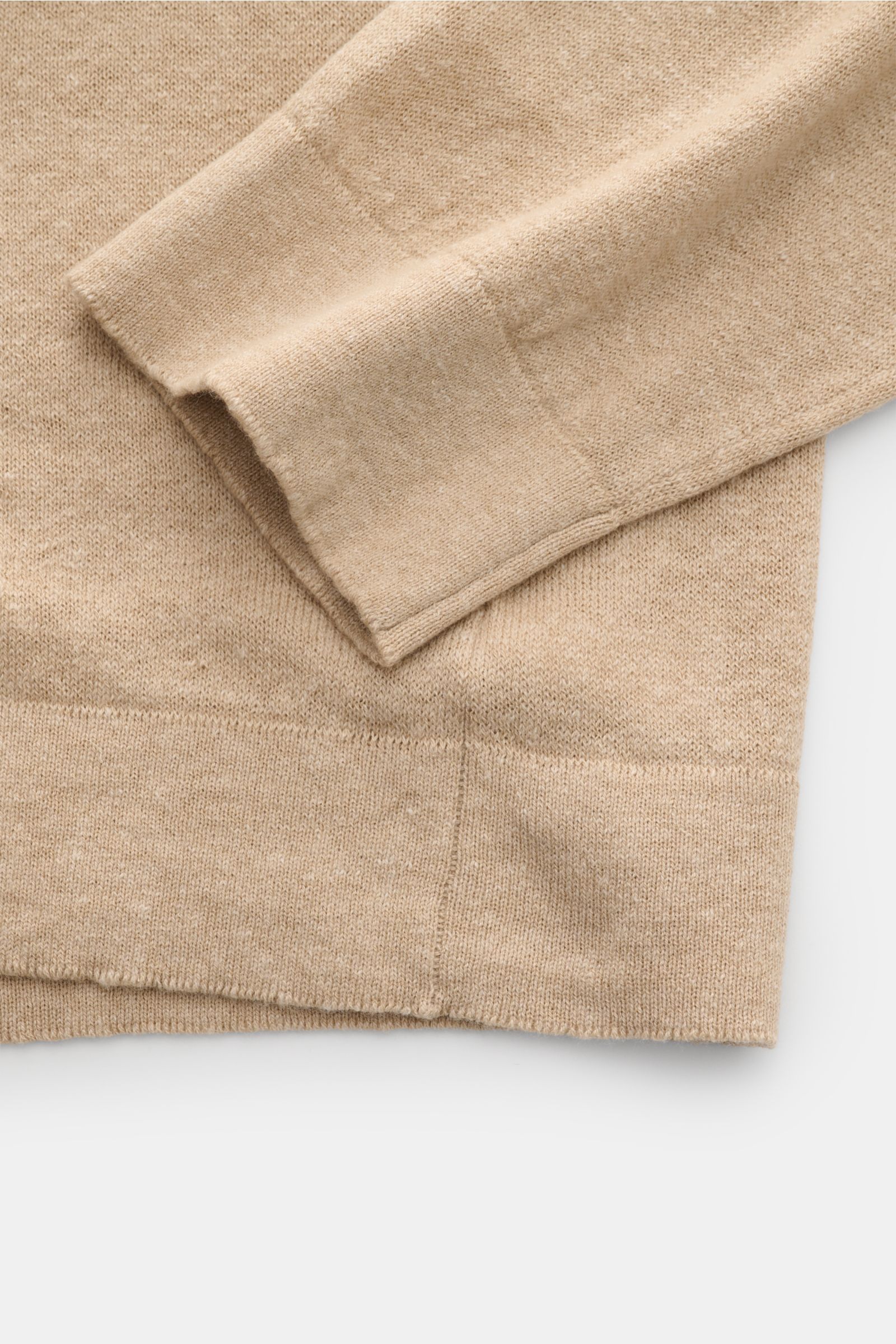 Nahaufnahme des Piacenza 1733 Strickpolo sand meliert, fotografiert von oben auf Ärmel und Saum mit feinem Strickbild, Oversized Fit, Polokragen, offener Kragenleiste und komfortablen Rippbündchen aus weichem Cashmere-Leinen-Mix.
