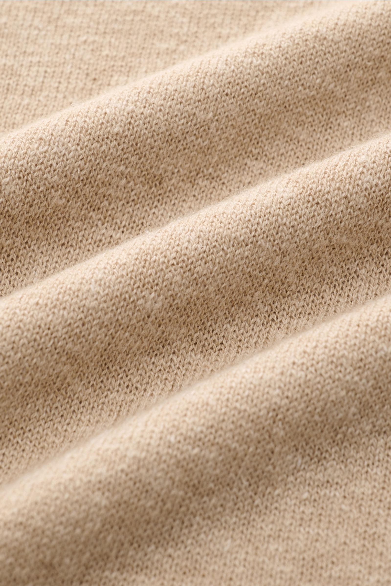 Nahaufnahme des feinen Strickbilds vom Piacenza 1733 Strickpolo sand meliert aus Cashmere-Leinen-Mix, weicher Griff.