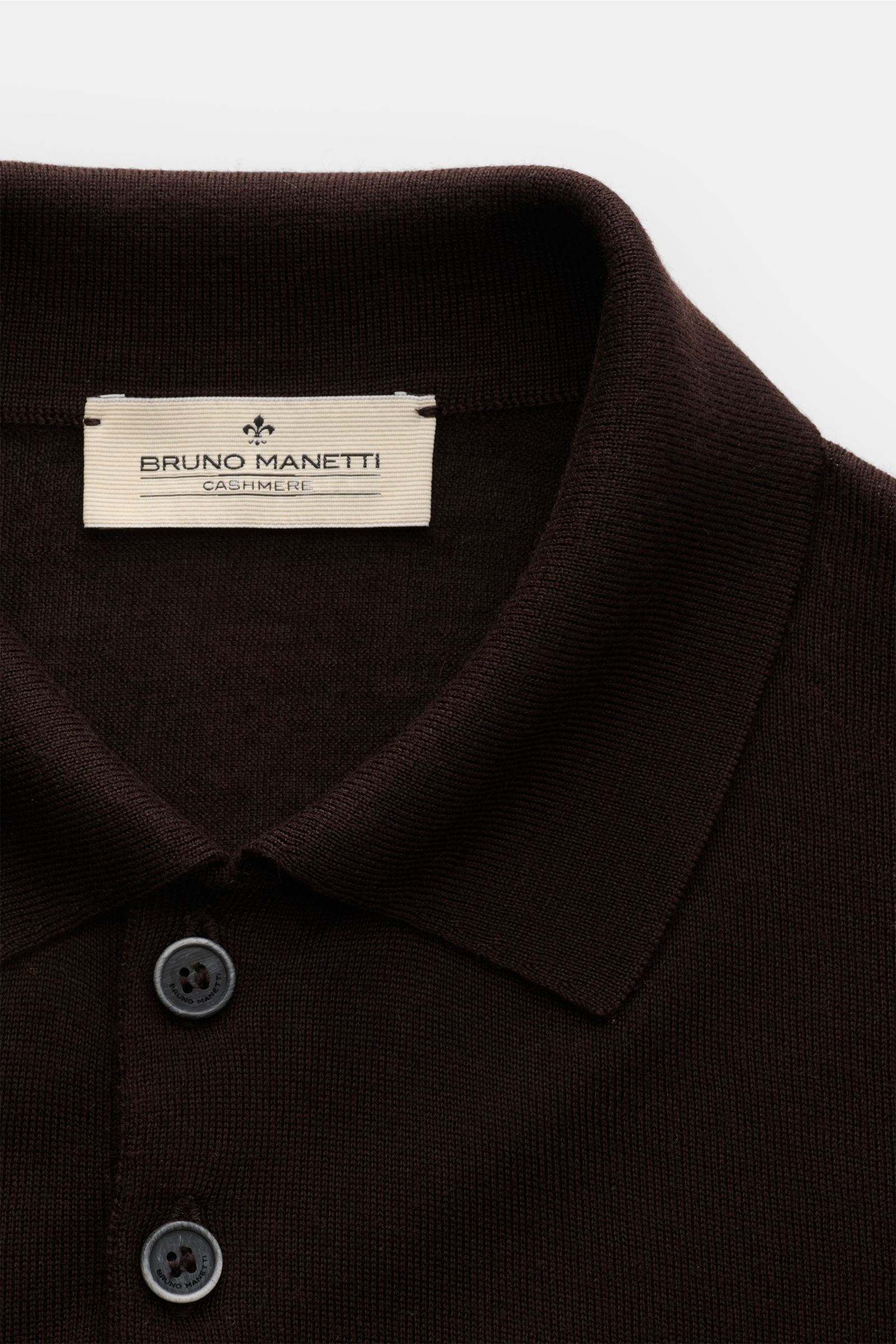 Bruno Manetti Strickpolo dunkelbraun in Slim Fit, aus Cashmere-Seiden-Mix, feines Strickbild, Polokragen, Drei-Knopf-Leiste, Nahaufnahme von oben.