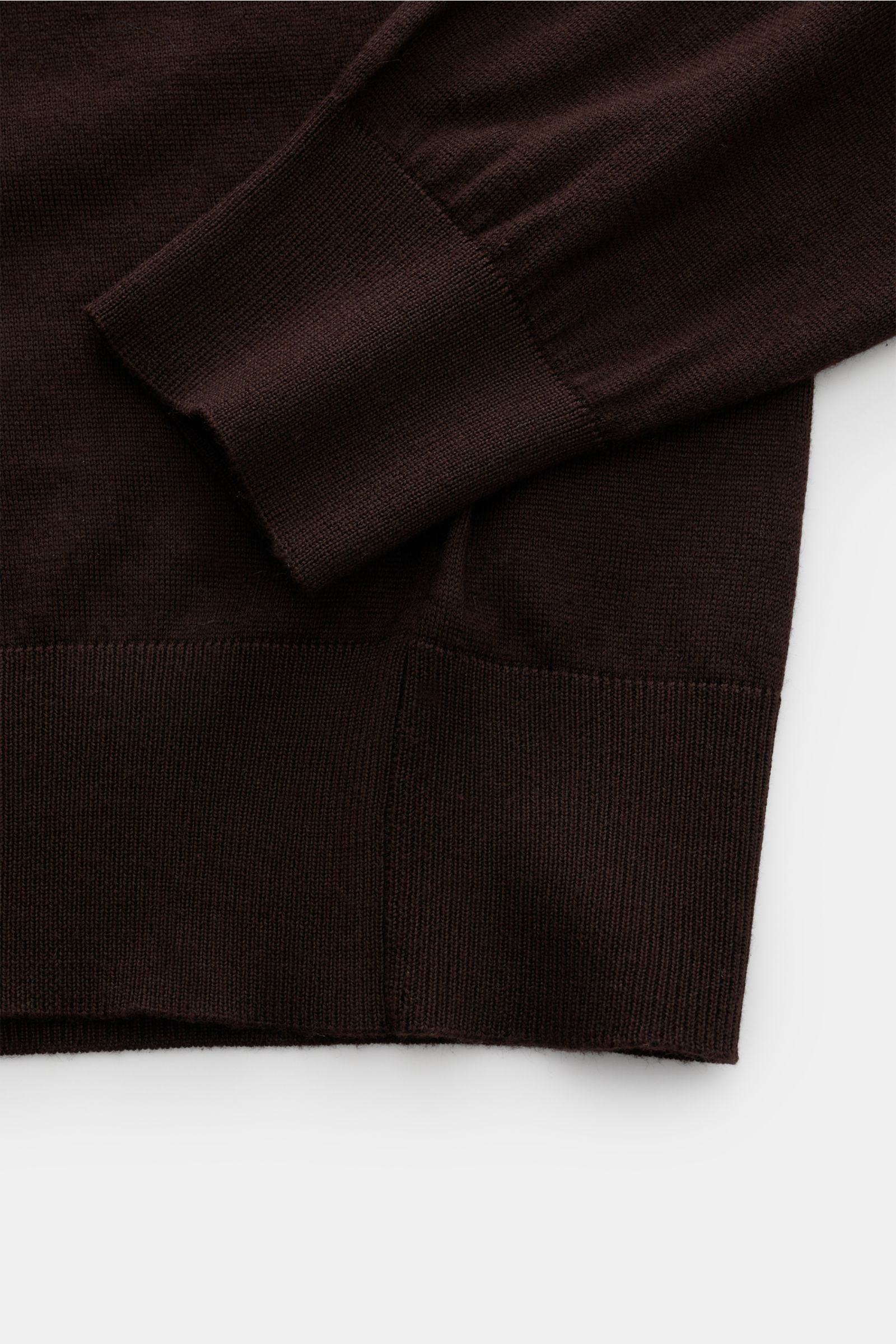 Bruno Manetti Strickpolo dunkelbraun, Detailaufnahme von Ärmel und Bund, weicher Cashmere-Seiden-Mix, Slim Fit, feines Strickbild, Rippbündchen.