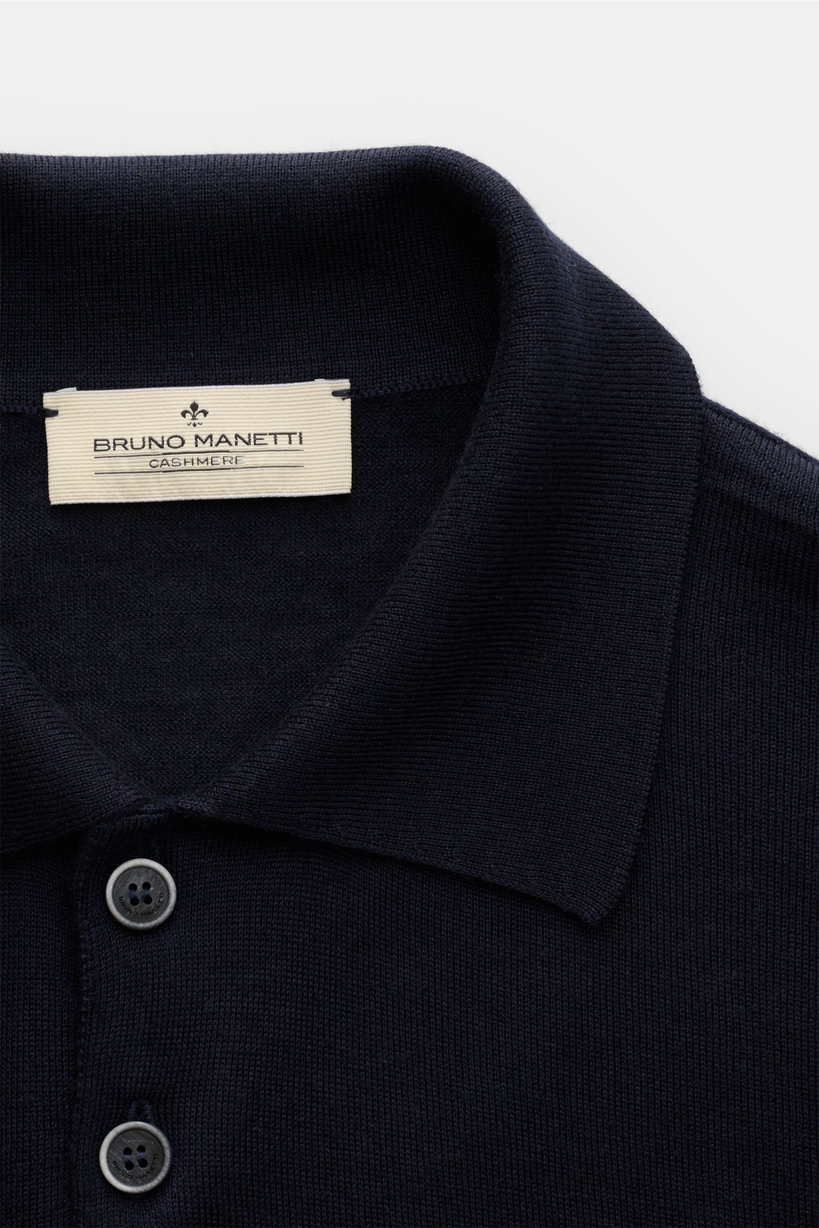 Bruno Manetti Strickpolo navy aus Cashmere-Seiden-Mix, Slim Fit, feines Strickbild, Polokragen und Drei-Knopf-Leiste, Detailaufnahme von oben.