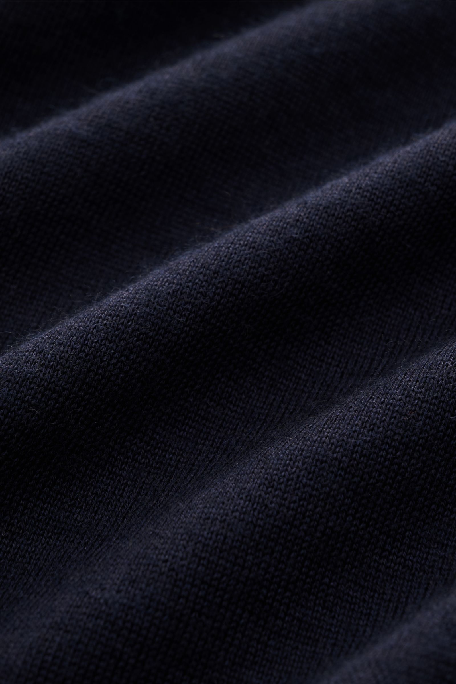 Nahaufnahme des fein gestrickten Stoffes vom Bruno Manetti Strickpolo navy aus weichem Cashmere-Seiden-Mix mit Slim Fit.