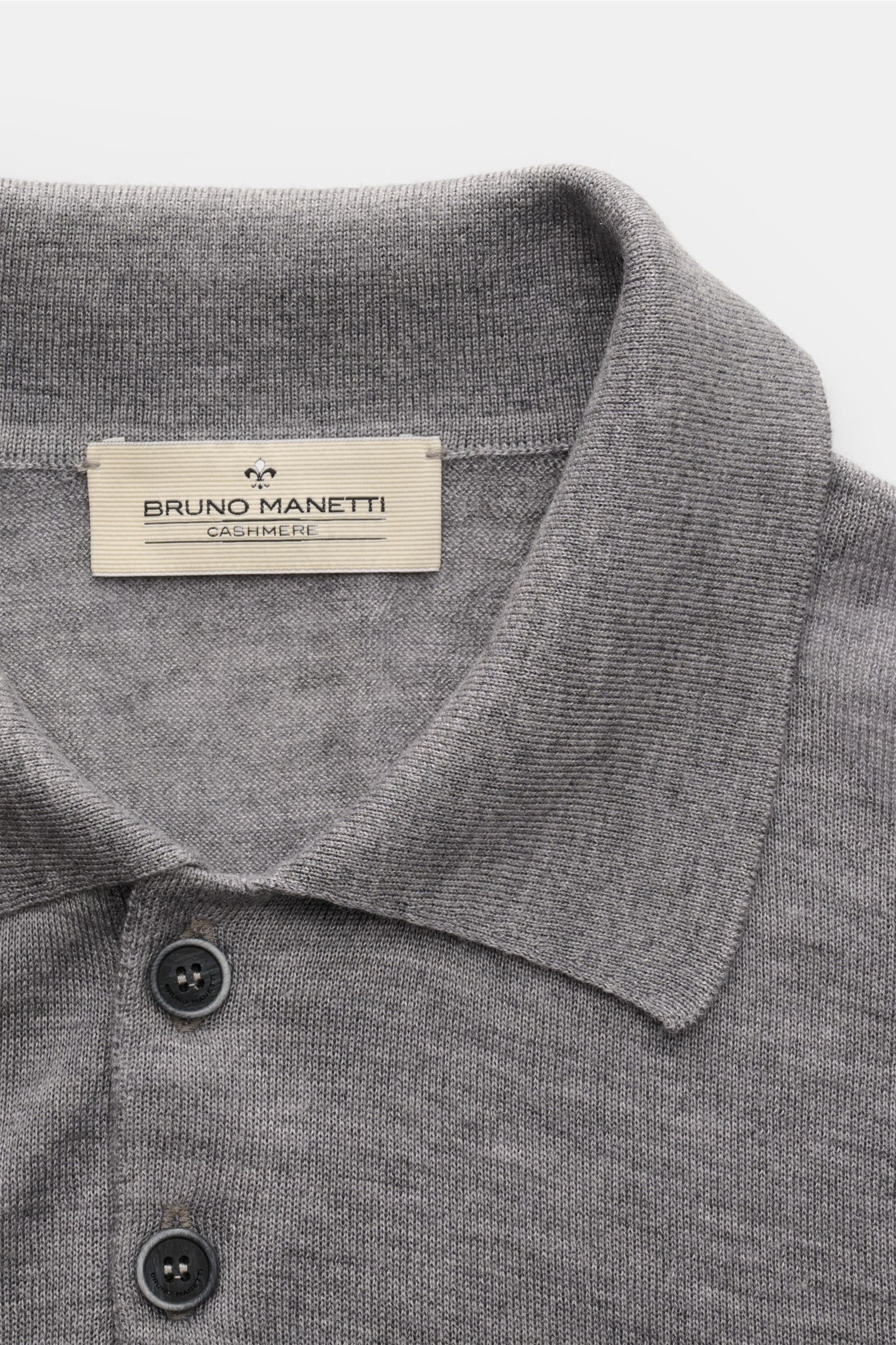 Nahaufnahme des Bruno Manetti Strickpolo grau meliert aus weichem Cashmere-Seiden-Mix mit Slim Fit, Polo-Kragen und Drei-Knopf-Leiste.