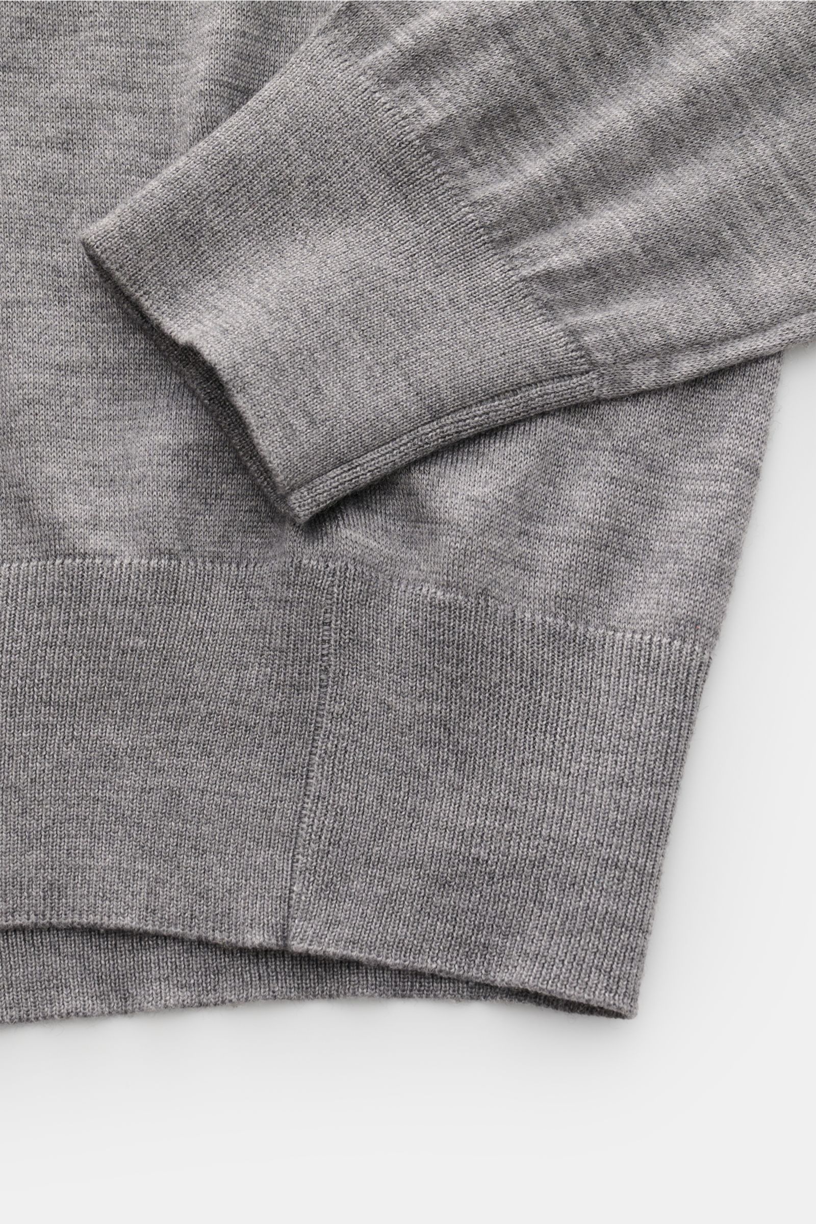 Bruno Manetti Strickpolo grau meliert, Detailaufnahme von Saum und Ärmelbündchen aus weichem Cashmere-Seiden-Mix, Slim Fit, feines Strickbild, Polokragen mit Drei-Knopf-Leiste, komfortable Rippbündchen.