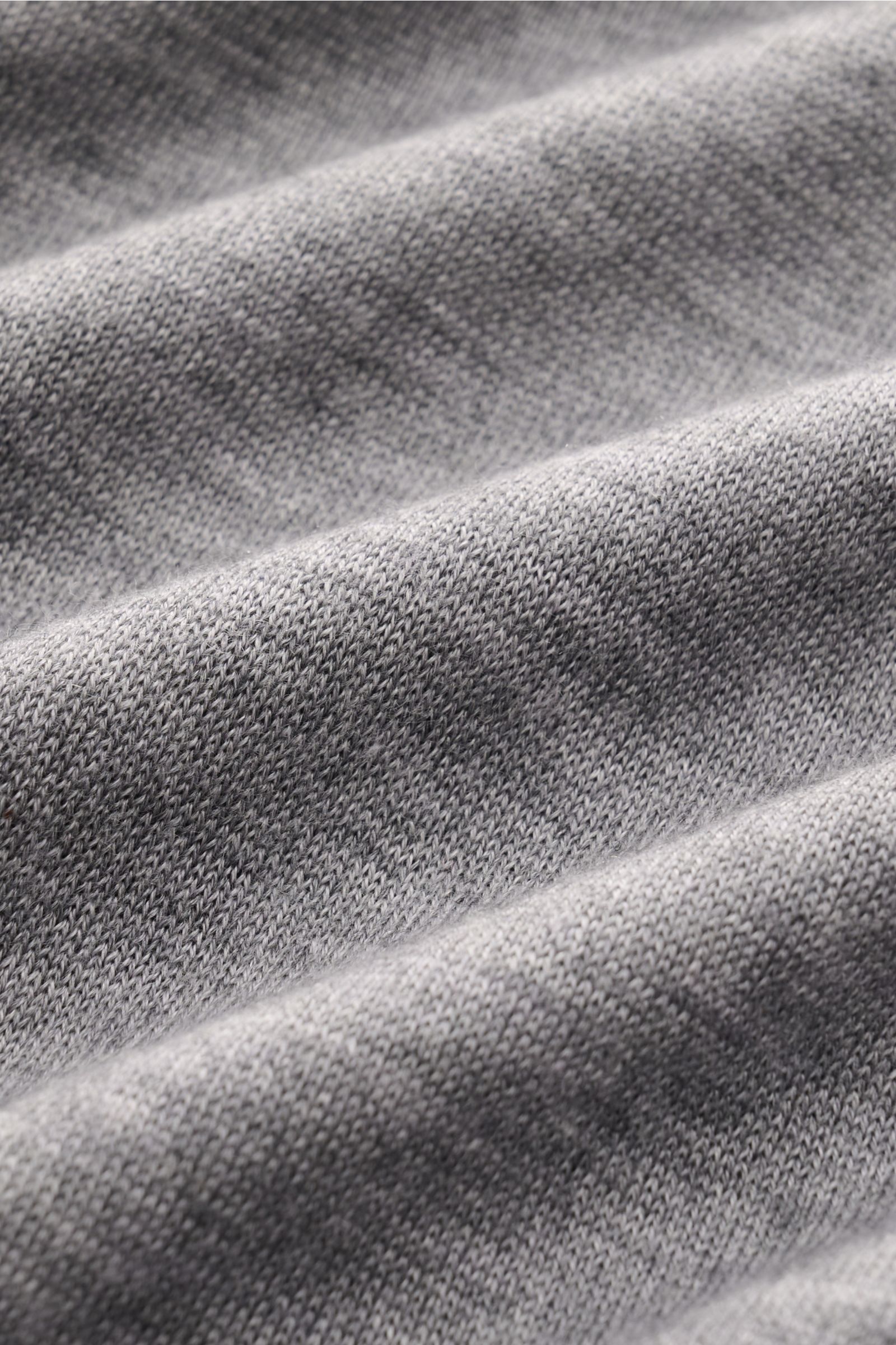 Bruno Manetti Strickpolo grau meliert aus weichem Cashmere-Seiden-Mix, feinem Strickbild, Slim Fit, Polokragen, Drei-Knopf-Leiste, Rippbündchen, Detailaufnahme der Textur.