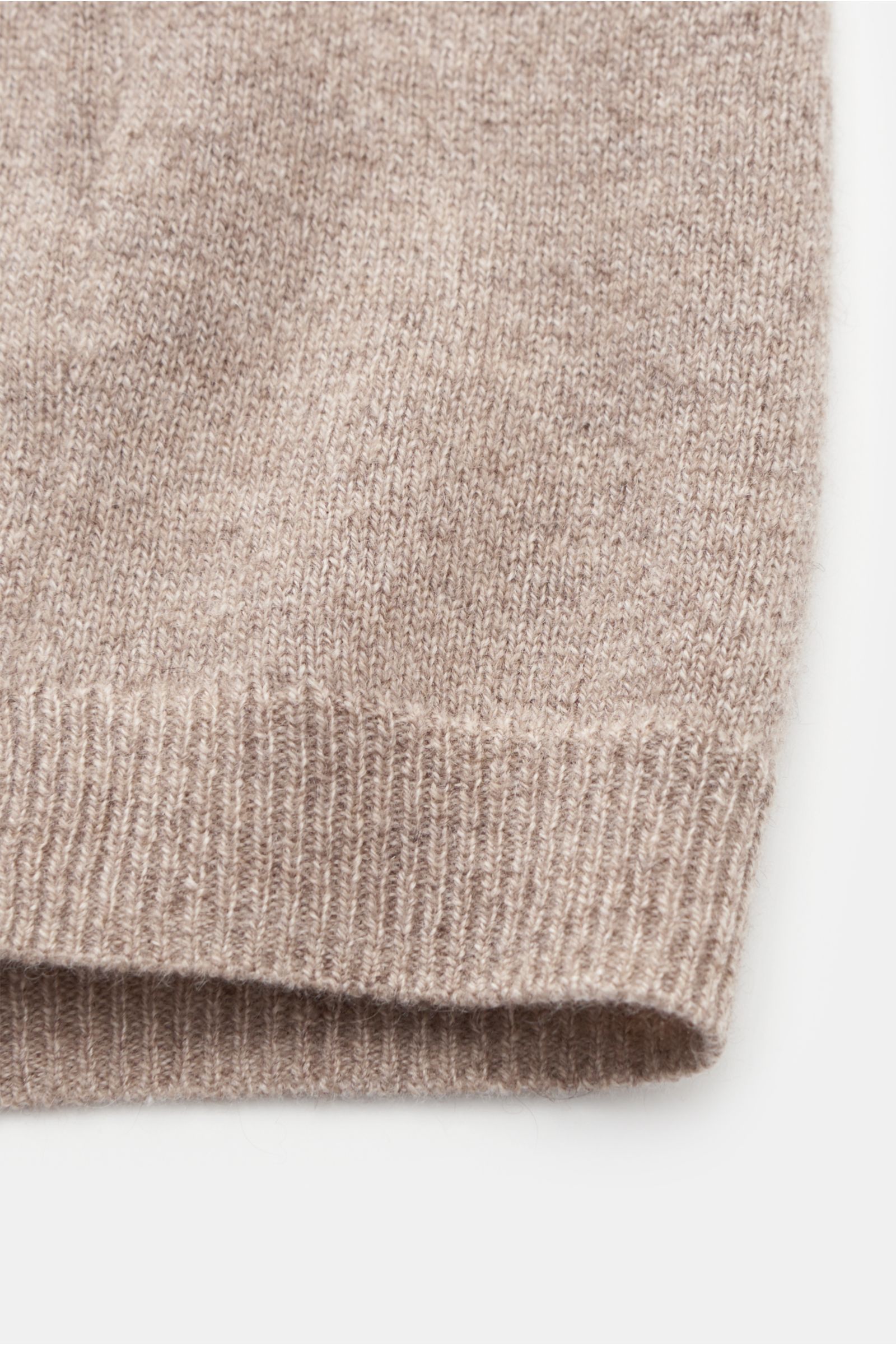 Close-up of the ribbed cuff of the von Braun Cashmere knit shirt beige, showing fine knit texture from a side angle.

Luxurious winter essential: This VON BRAUN knit shirt in the finest Mongolian cashmere has a timeless design that offers versatility f
